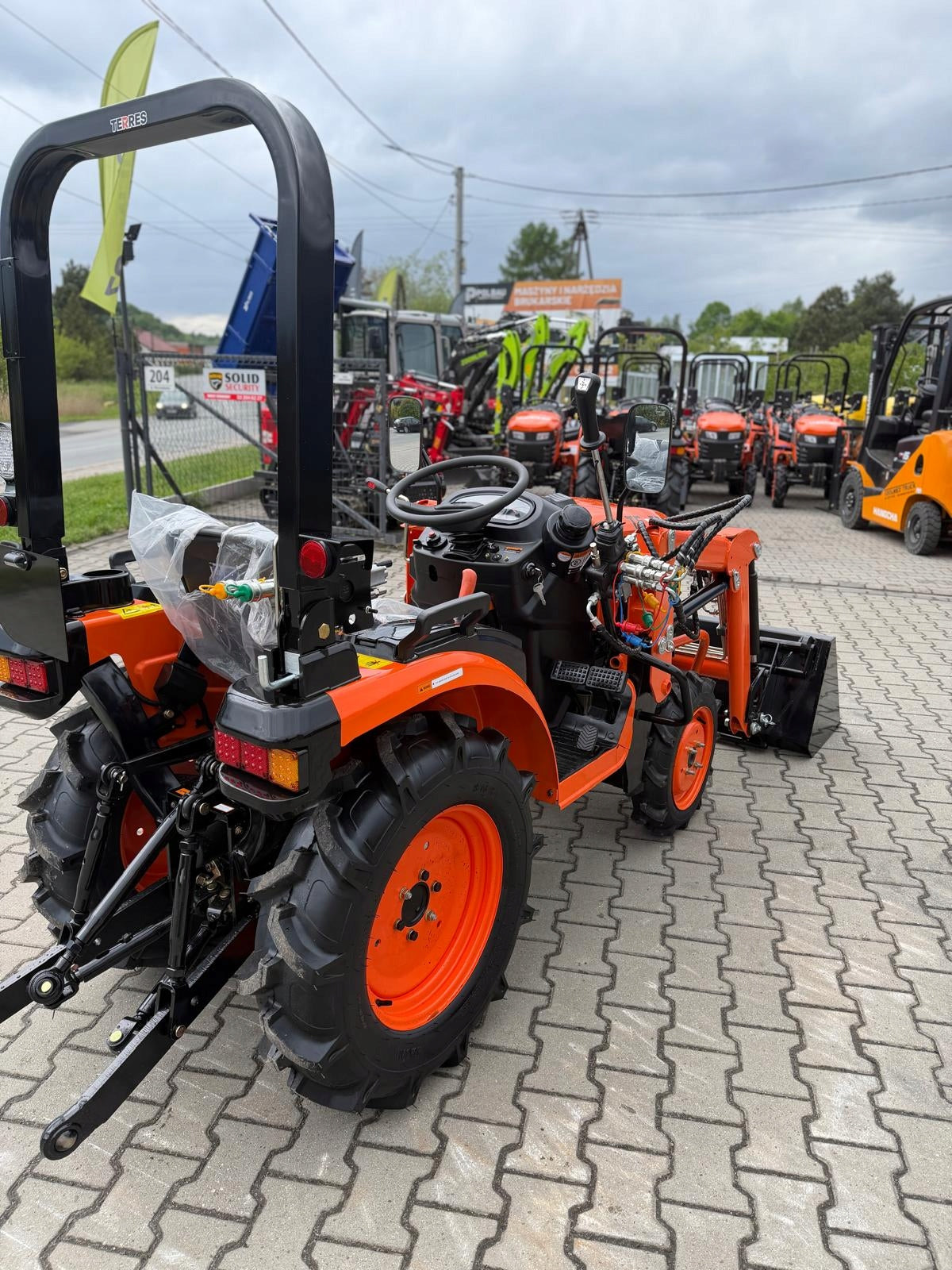 TRACTOR TERRES T25 4x4 25HP Approval DIESEL + LOADER TUR Product weight with unit packaging 895 kg