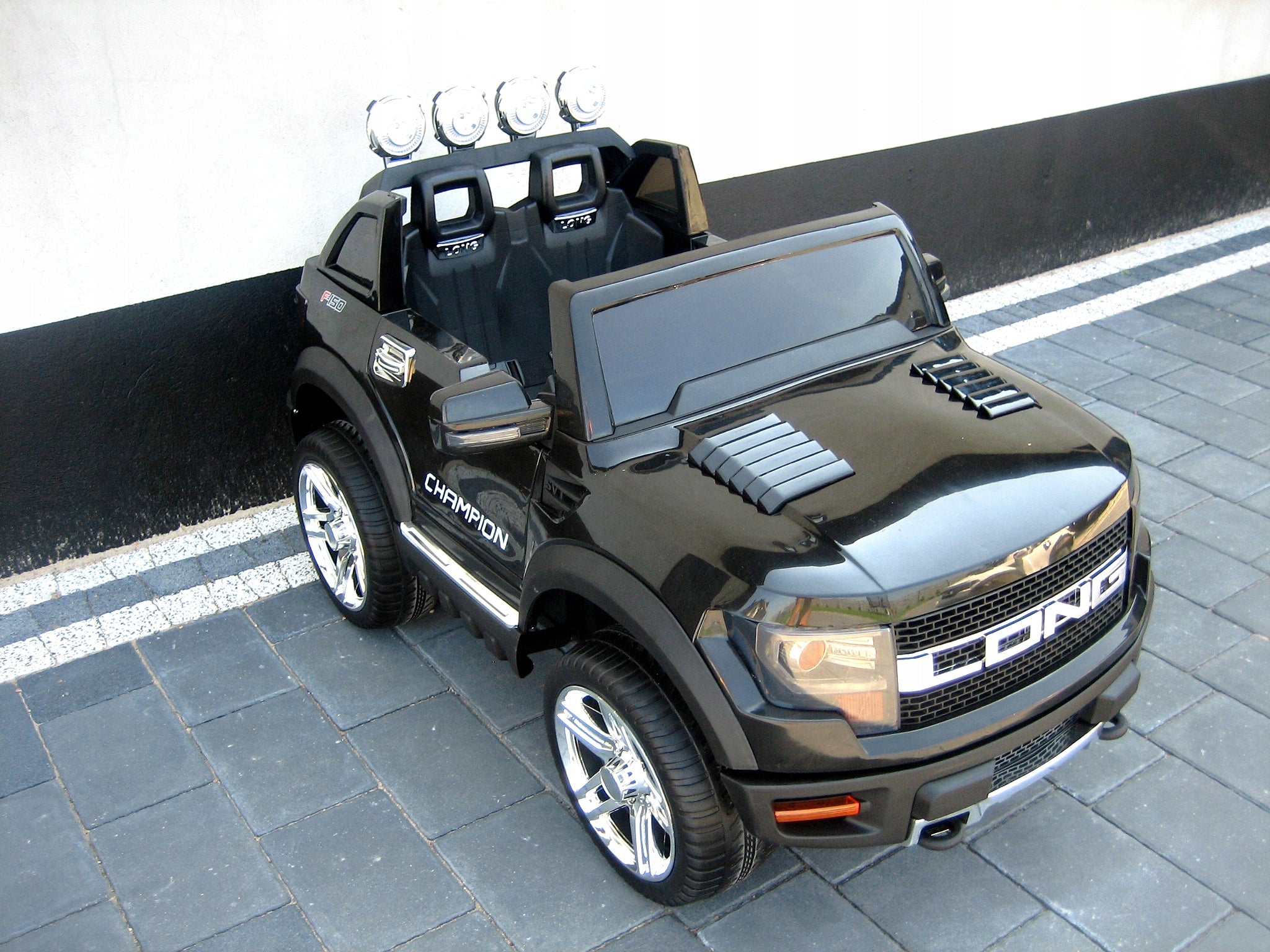 TWO-SEATER MASSIVE JEEP AUTO FOR BATTERY WHEEL EV Batteries included yes