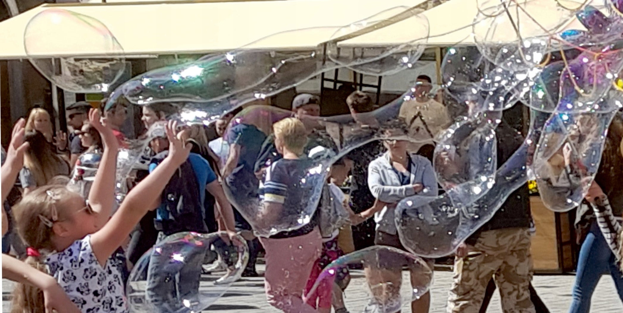 TWO STICKS TWO EFFECTS FOR MEGA SOAP BUBBLES MEGA FUN Kid's age 3+ years