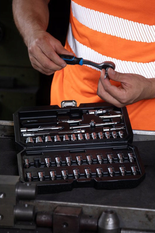 Tool kit 46 elements, CrV, 1/4" CrMo ratchet, Hoegert Technik EAN (GTIN) 5901867145567