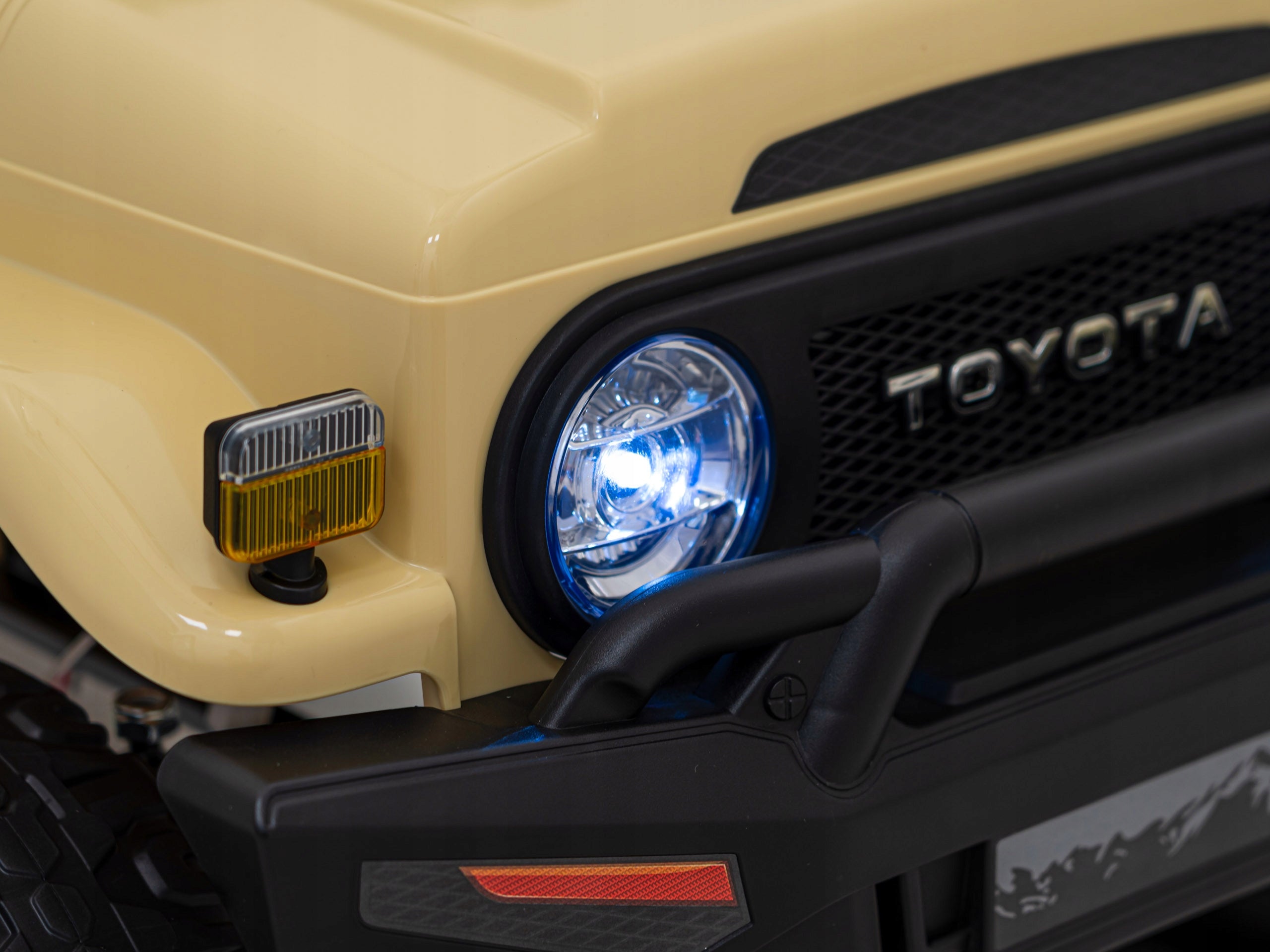 Toyota FJ Cruiser for Kids Beige Remote Control Drive 4x4 Audio LED EVA Vehicle length 100 cm