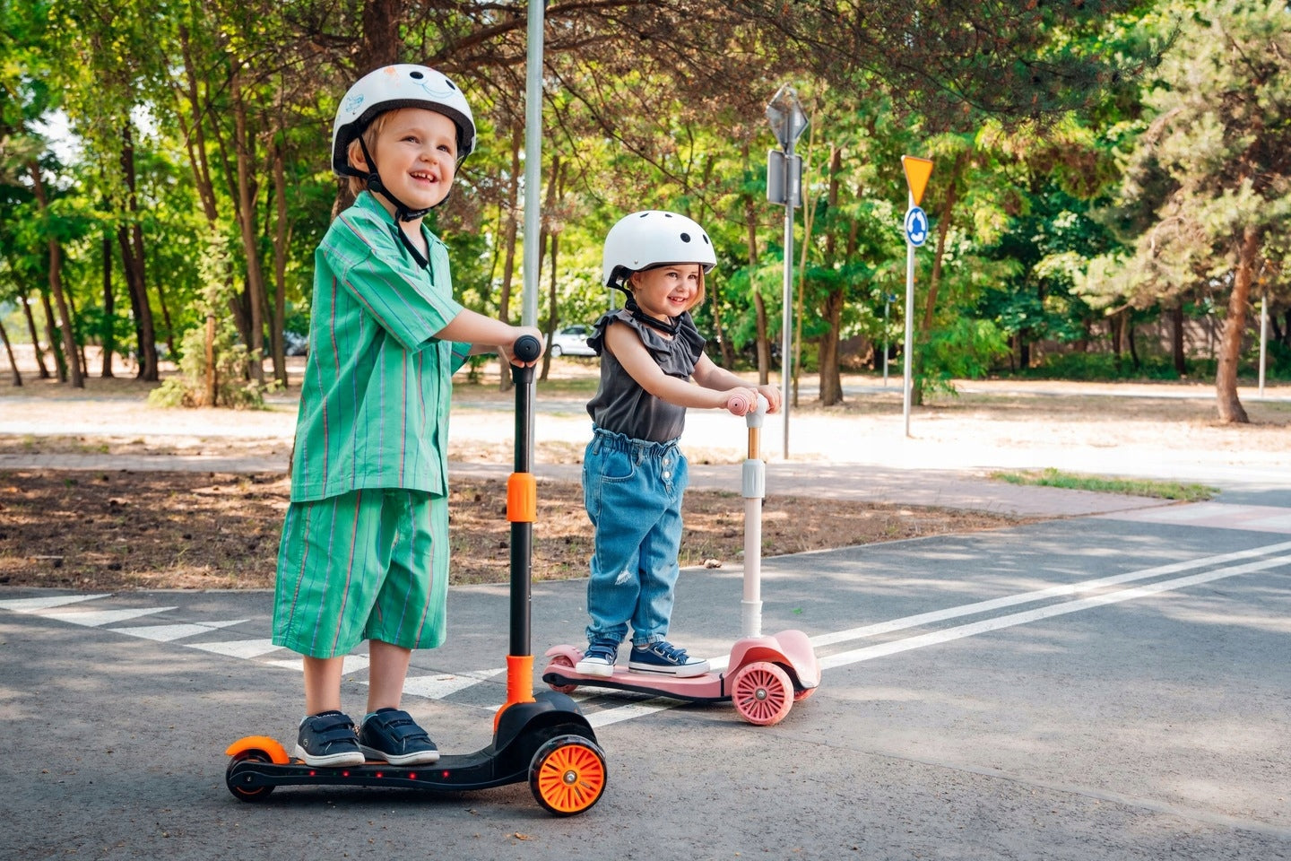 Tricycle balance scooter GLOWING LED WHEEL PLATFORM 50kg Lionelo Timmy Brake yes
