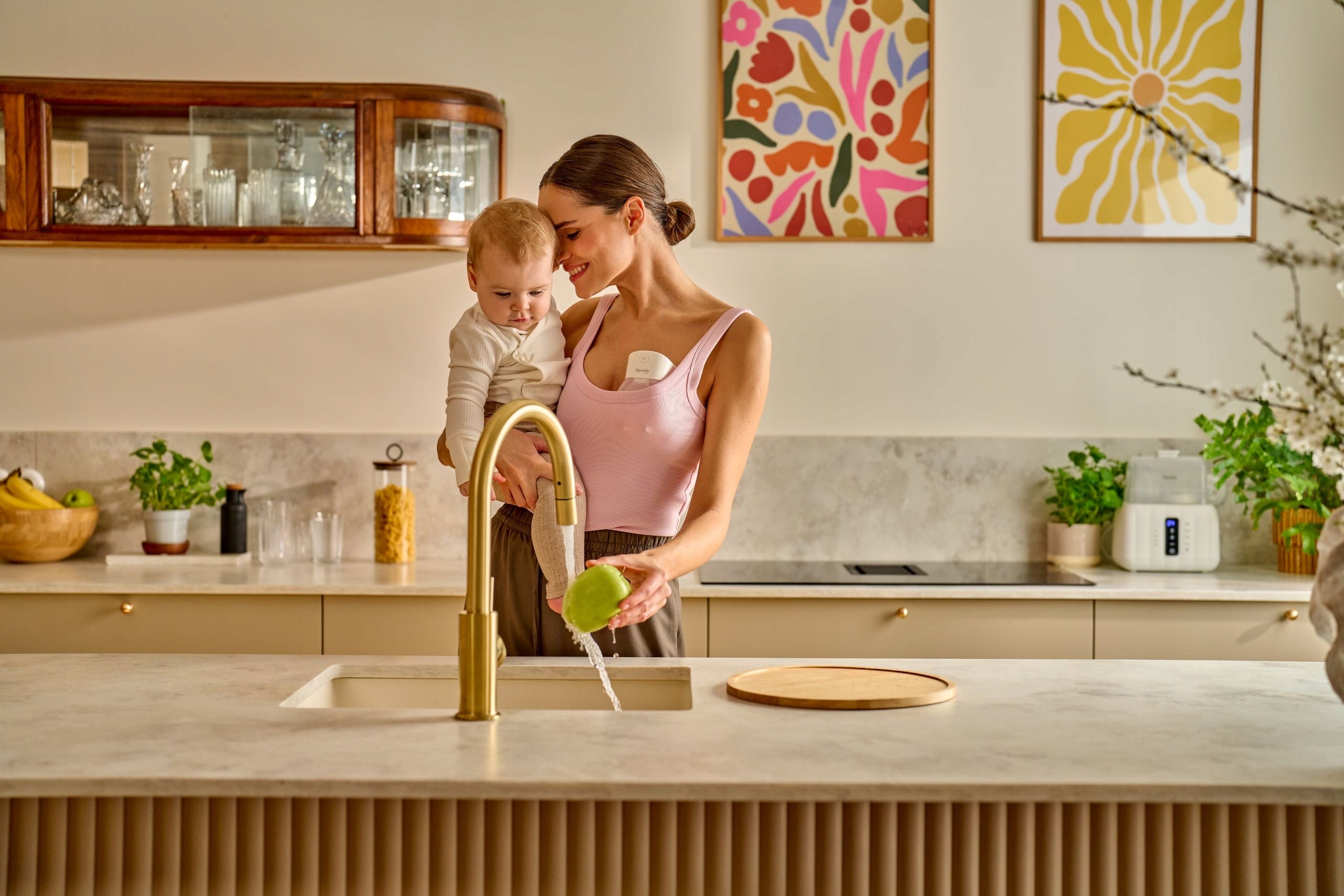 Two-phase electric breast pump with additional container Lionelo Fidi Lumi Brand Lionelo