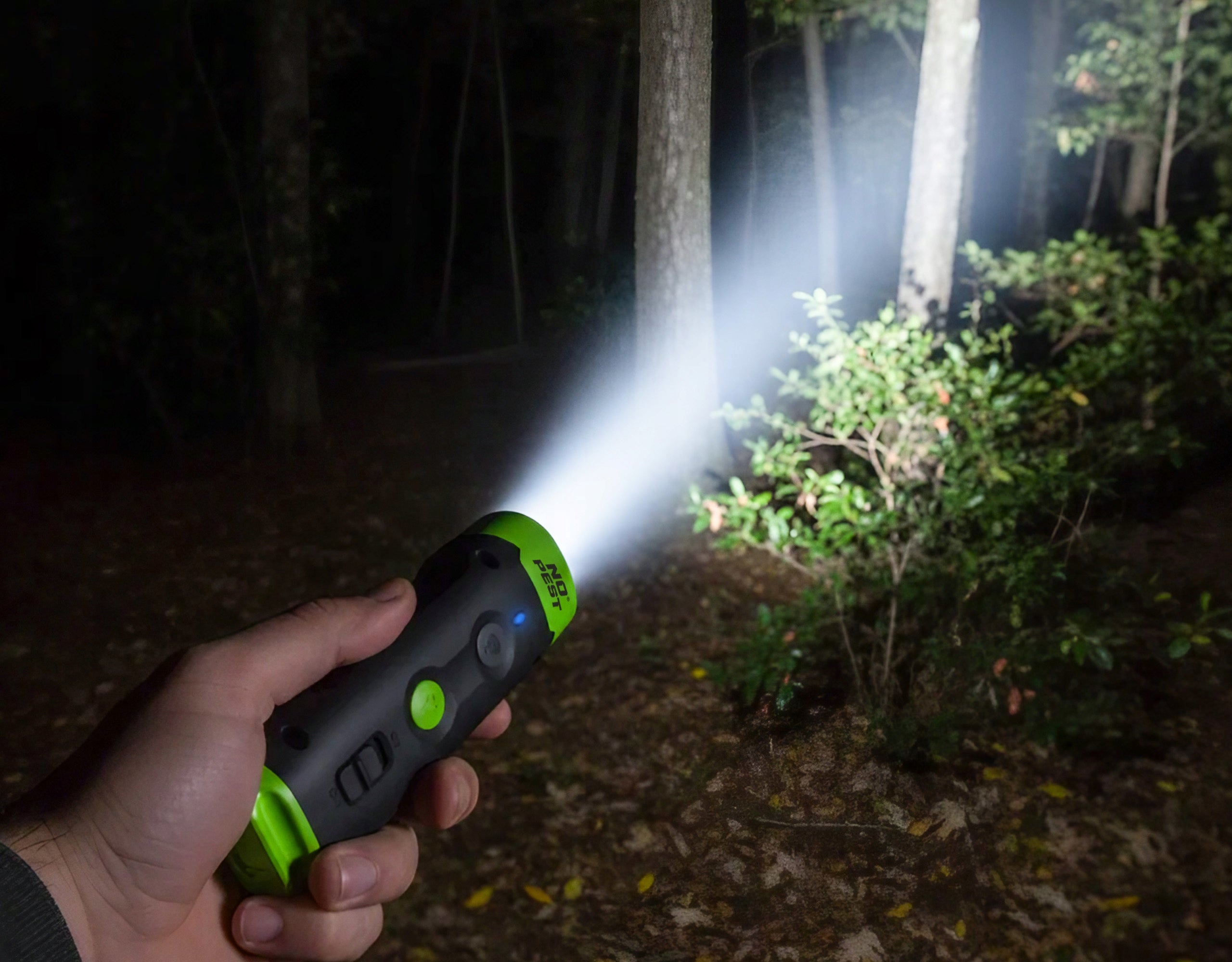 ULTRASONIC DOG REPELLENT FLASH ALARM LIGHT DETERRENT Batteries included no
