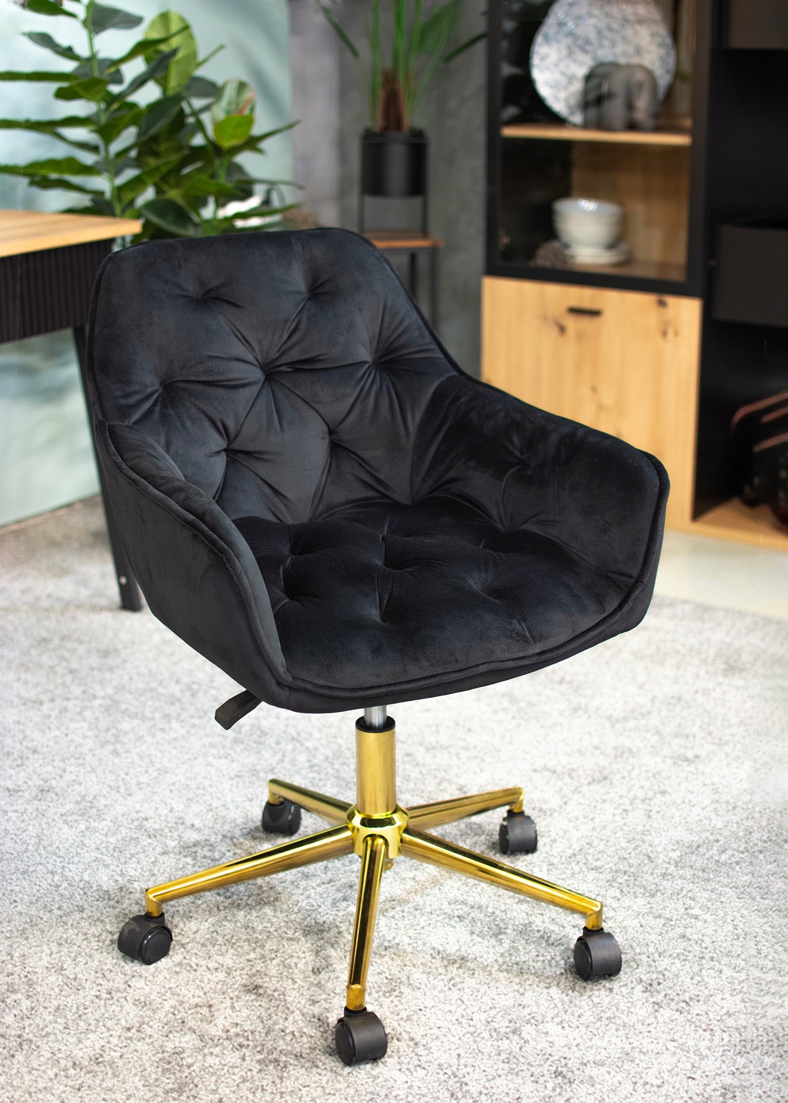 Velvet armchair UPHOLSTERED for living room QUILTED LARGO black on gold foot Brand Jumi