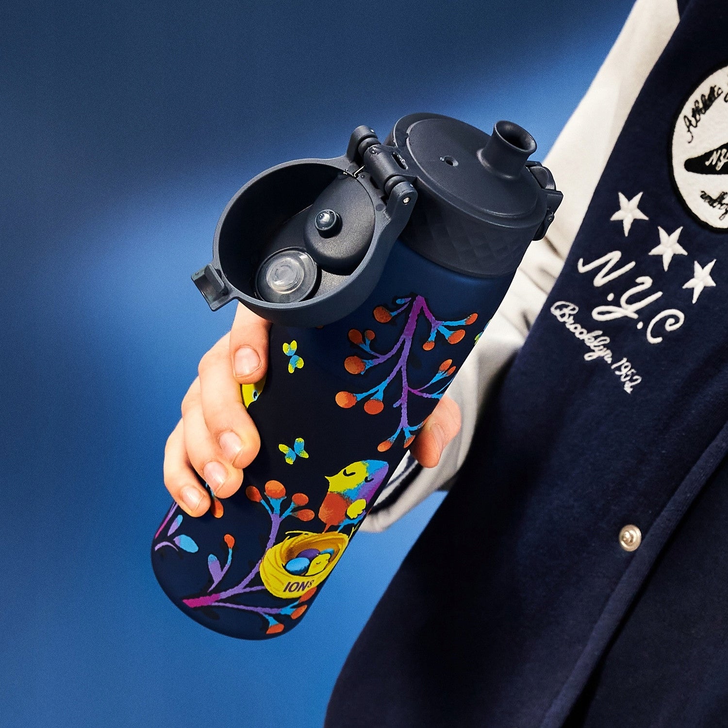 WATER BOTTLE - PZH CERTIFICATE- LIGHT BLUE PARROT BIRDS - ION8 0,5 L 500 ml Height 23.1 cm