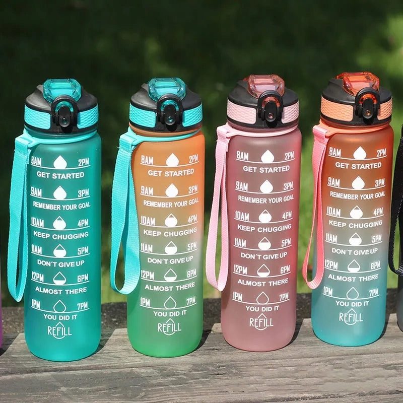 WATER BOTTLE SPORTS WATER BOTTLE WITH MEASURING CUP WITH GRADUATION FOR FITNESS GYMS 1L Model Bidon motywacyjny ze słomką