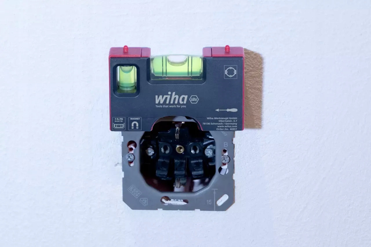WIHA POCKET LEVEL 8 CM WITH MAGNET FOR ELECTRICIAN 46957 PROFESSIONAL Packaging status original