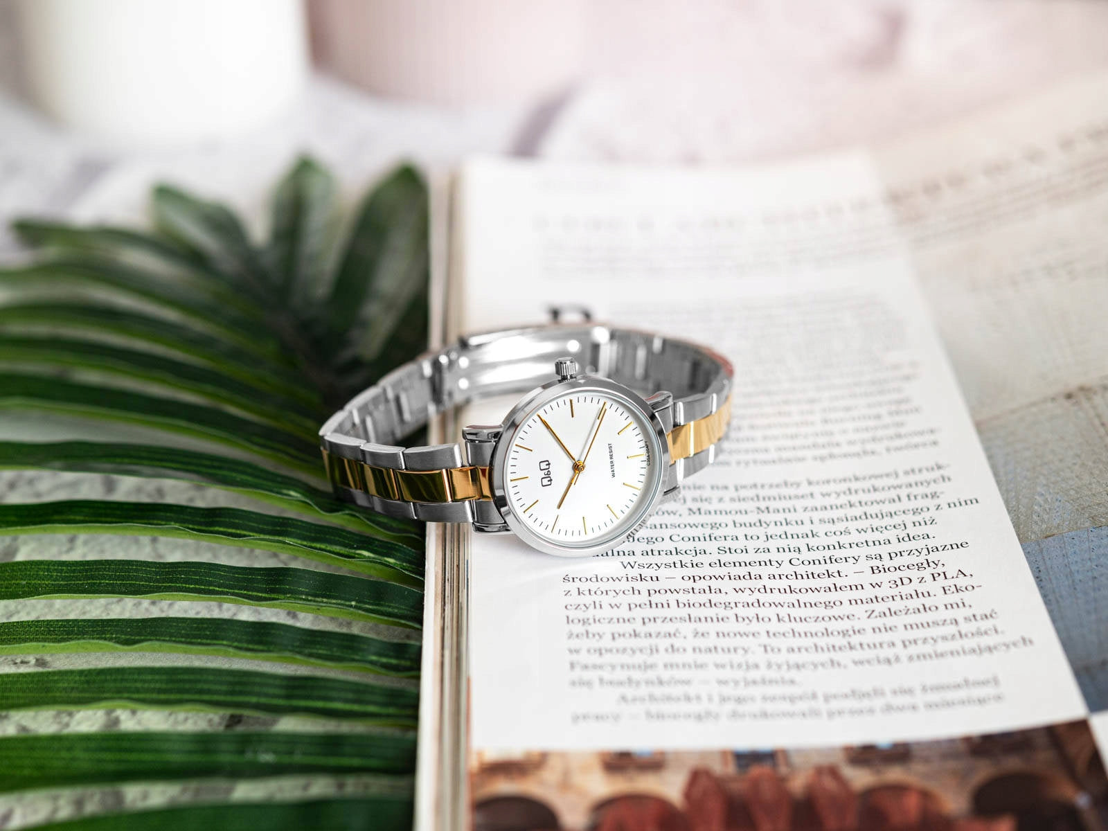 WOMEN'S WATCH QQ C35A-004PY SILVER AND GOLD ON A BRACELET, CLASSIC, FASHIONABLE Batteries included yes