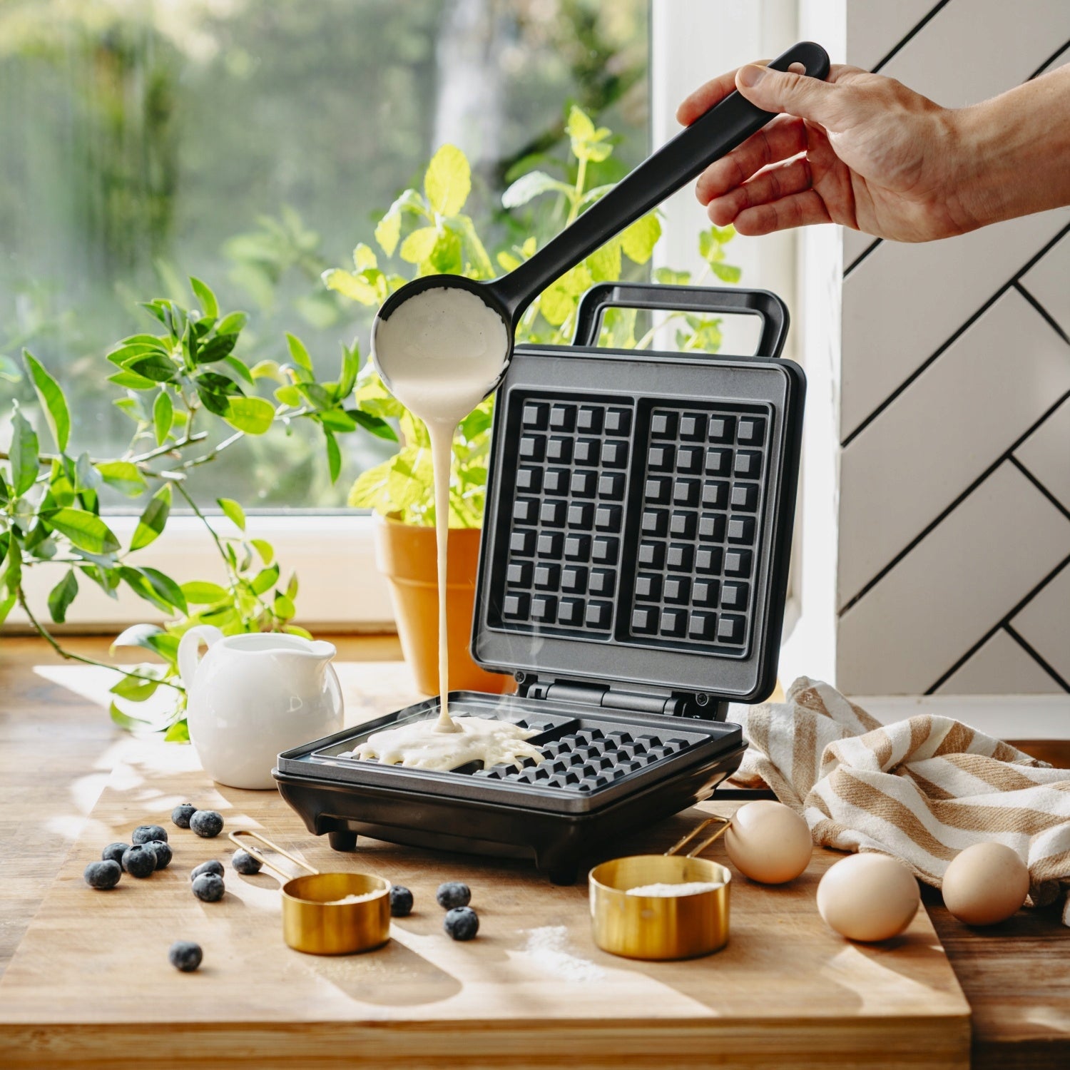Waffle Iron 2 Large Waffles Strong Non-Leaking NON-STICK Black Matte CR3092 Power rating 1800 W
