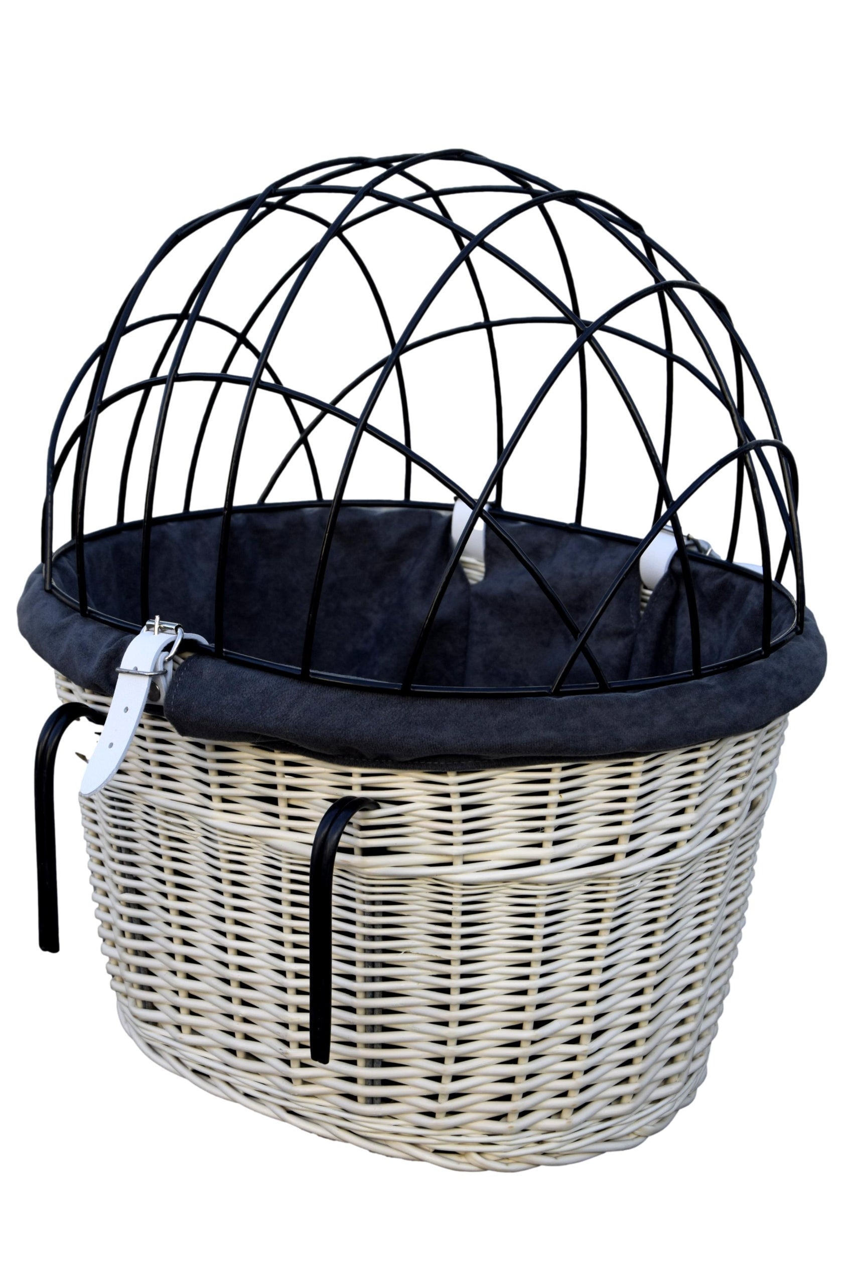 Wicker basket for bicycle basket with hem I put a dog transporter