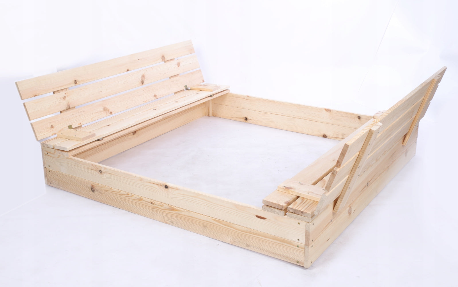 Wooden sandbox 140x140 with benches AGROTEXTILE covers the backrest Brand Wamar-Sosenka