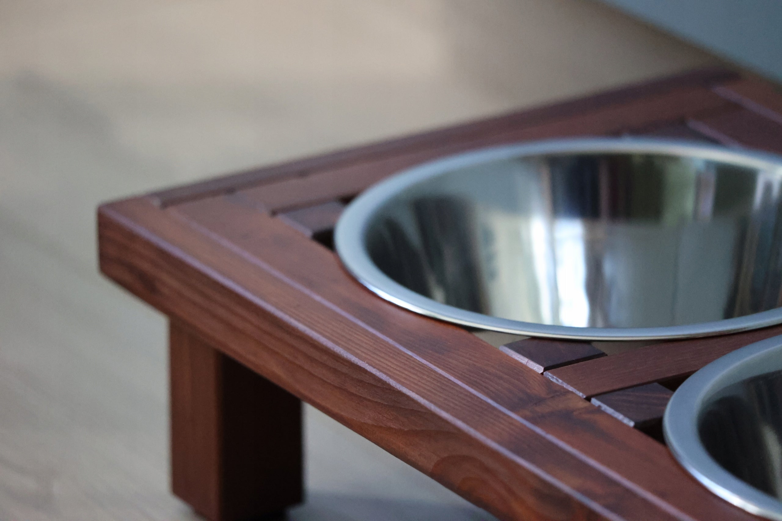 Wooden stand with two bowls size M 2 x0,9l Trade name Stelaż drewniany plus dwie metalowe miski 2 x 0,45l.