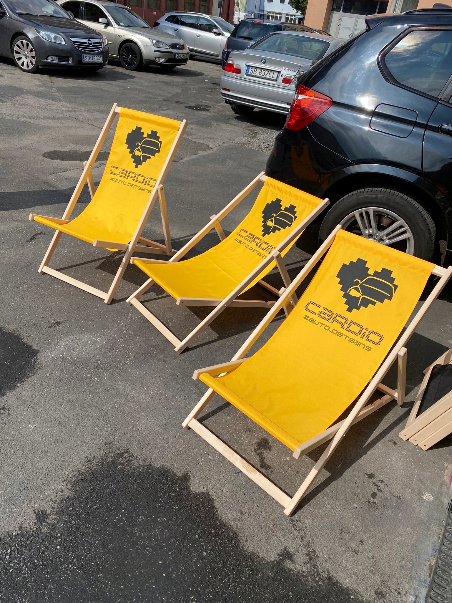 Wooden sunbed with its own print/logotype Kind sunbed