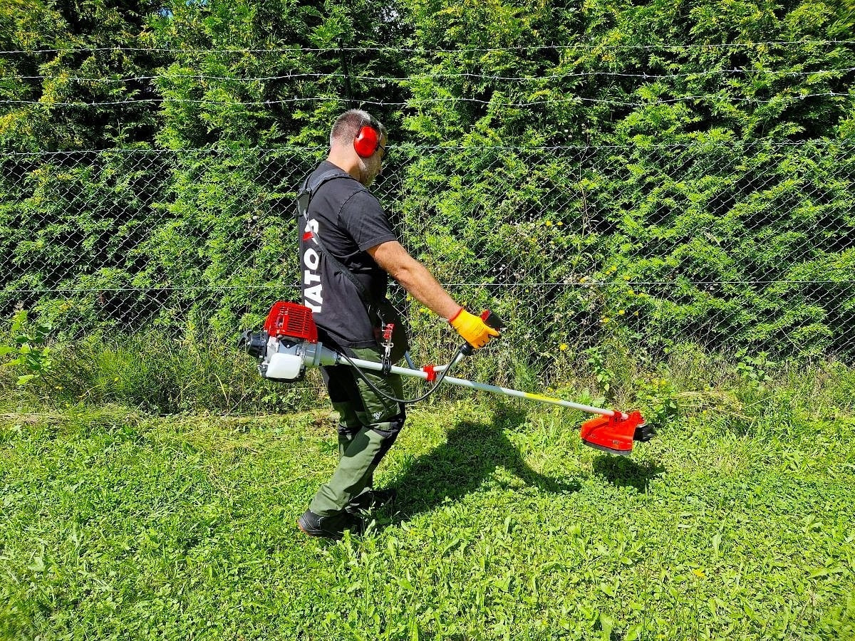 YATO COMBUSTION SCYTHE MOWER TRIMMER BRUSH CUTTER POWERFUL 1,09 KM 4 STROKE Manufacturer code YT-85004