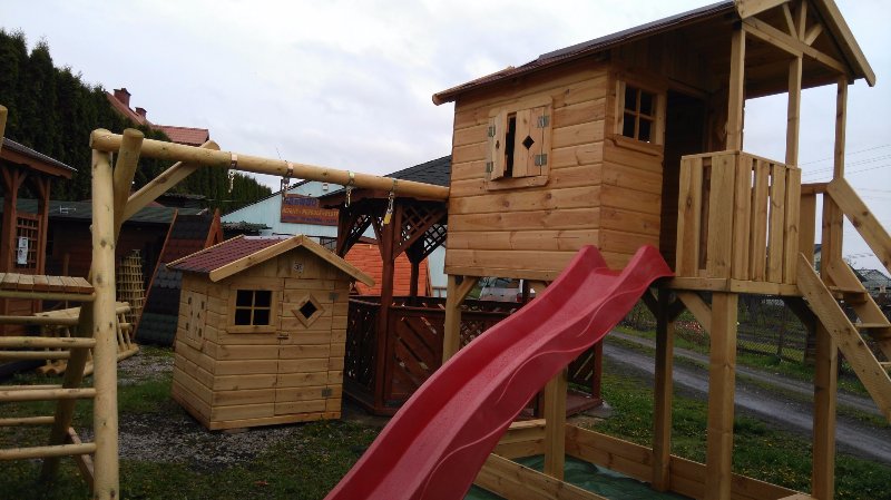 Vaikiška medinė žaidimų trobelė "KAROLEK" su čiuožykla ir supynėmis