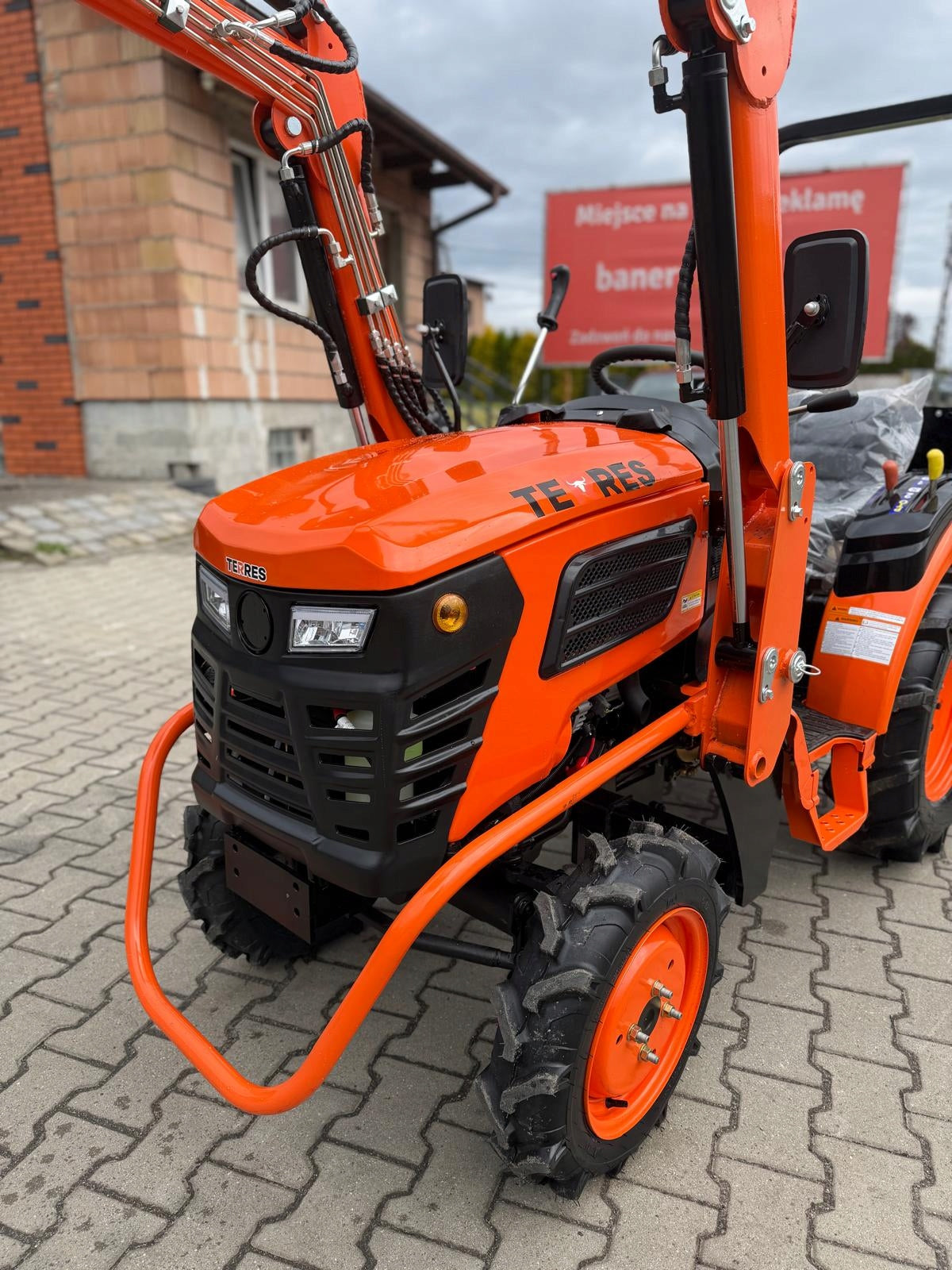 Traktorius TERRES T25 4x4, 25 AG, dyzelinis, su krautuvu