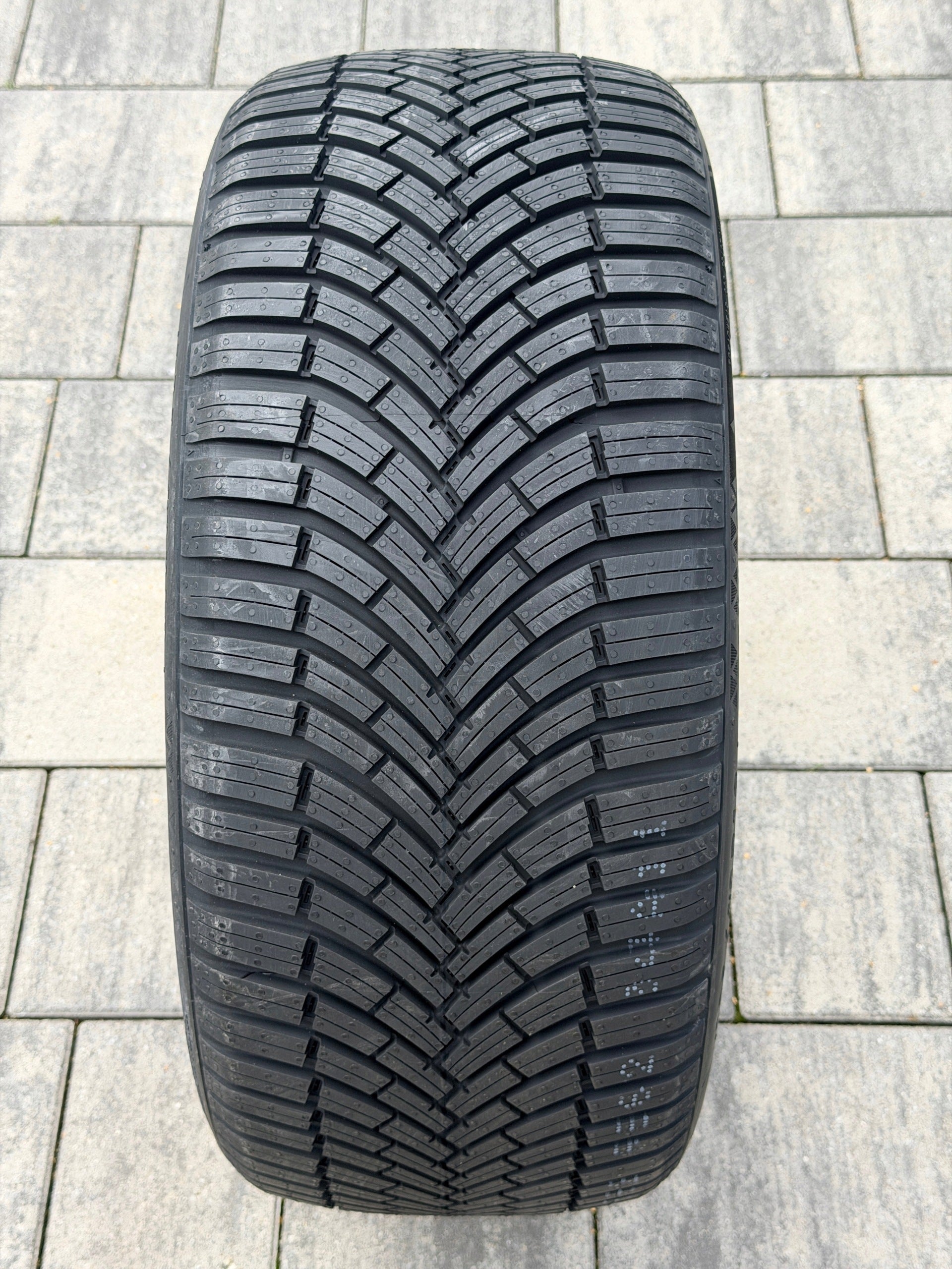 1x RoadX Multiseason 185/65/14 185/65R14 185/65 R14 Year-round 2026r Number of tires offered 1 pc.