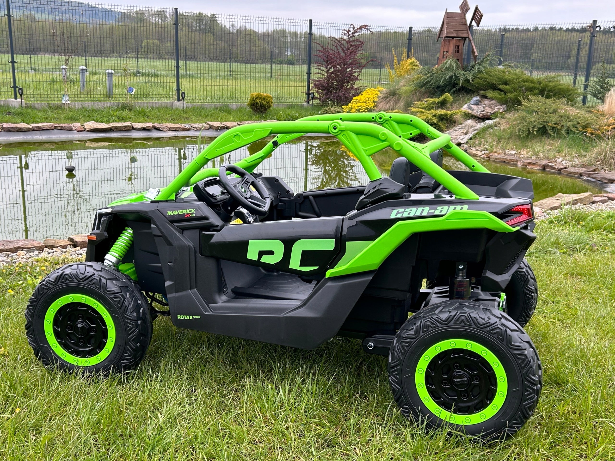 2 Seater Battery Car Buggy CAN-AM 24 Volt 4x200 Watt Pumped Wheels Maximum load 50 kg