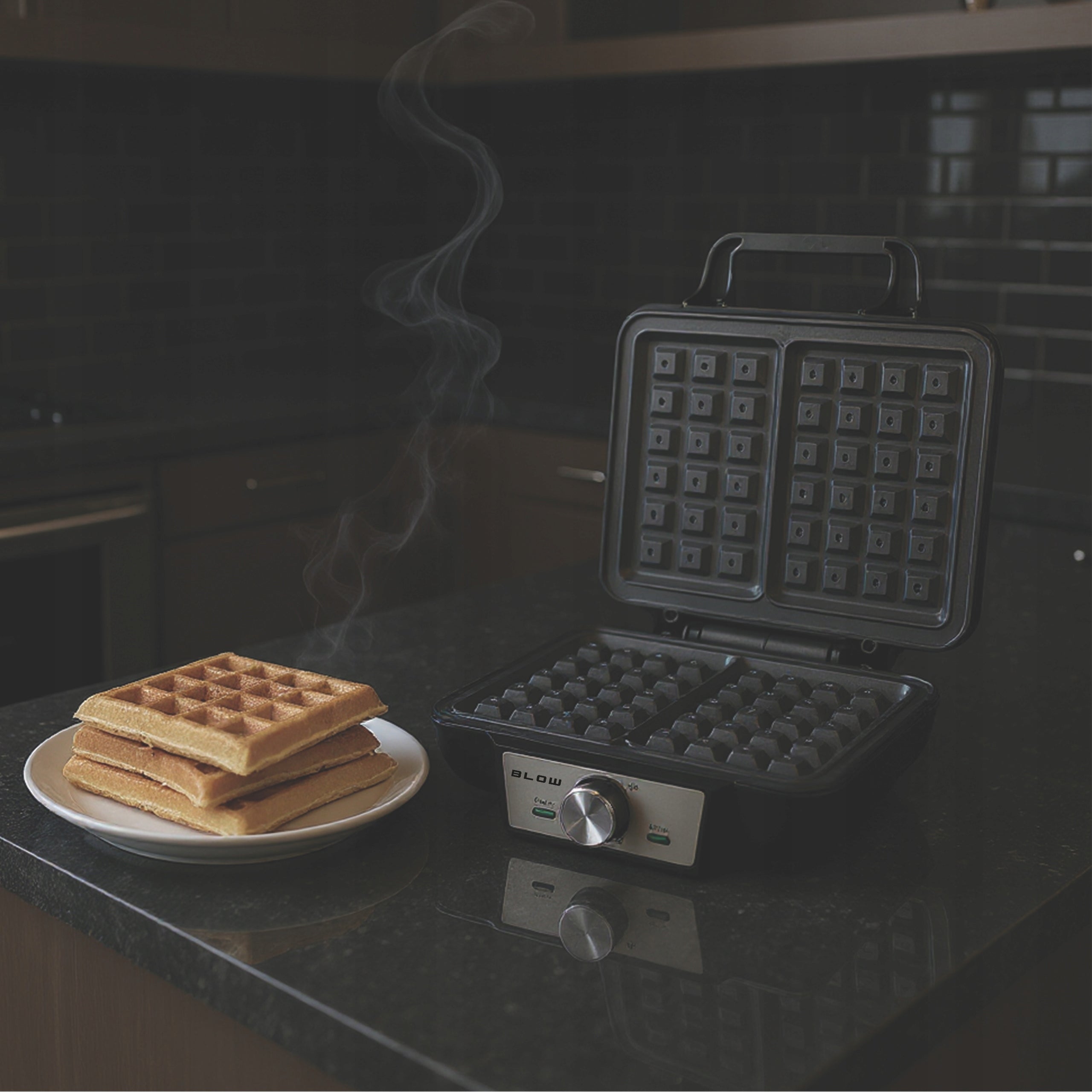 2200W ELECTRIC WAFFLE MAKER WITH TEMPERATURE CONTROL 2 LARGE CRISPY WAFFLES Brand Blow