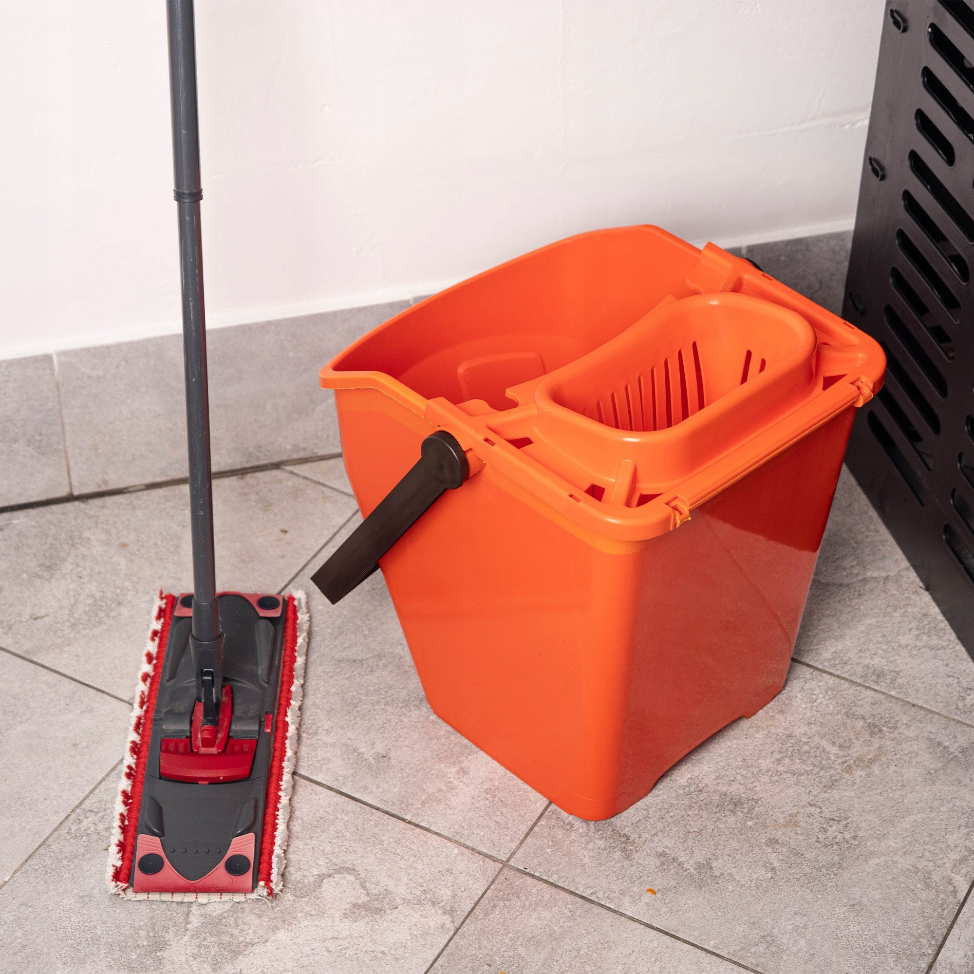 25L Bucket with FLAT MOP Squeezer - ORANGE Packaging status original