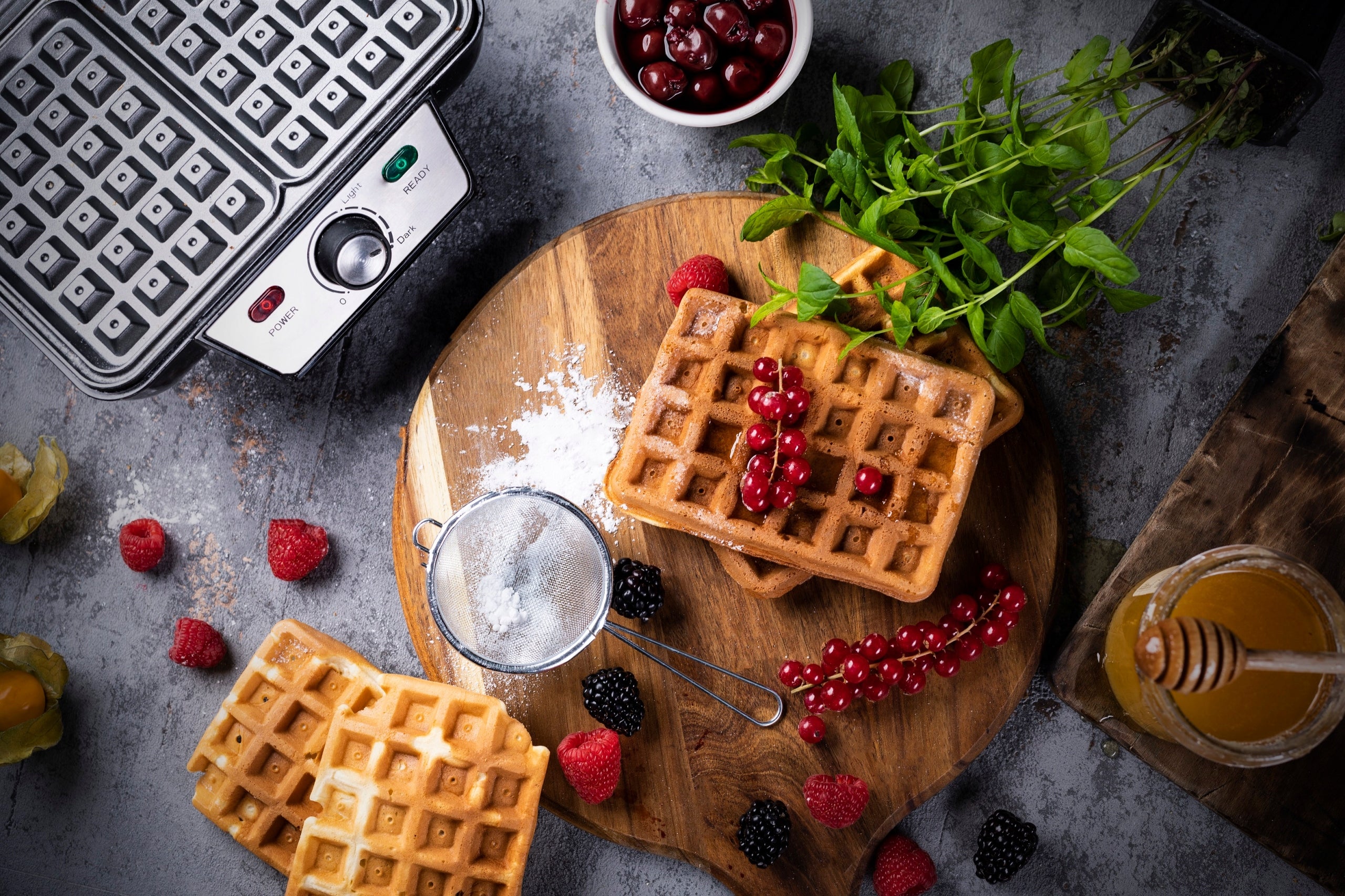 2X XXL Waffle Iron 2 Large Waffles Strong 1600W Smooth Power Adjustment NON-STICK Power rating 1600 W