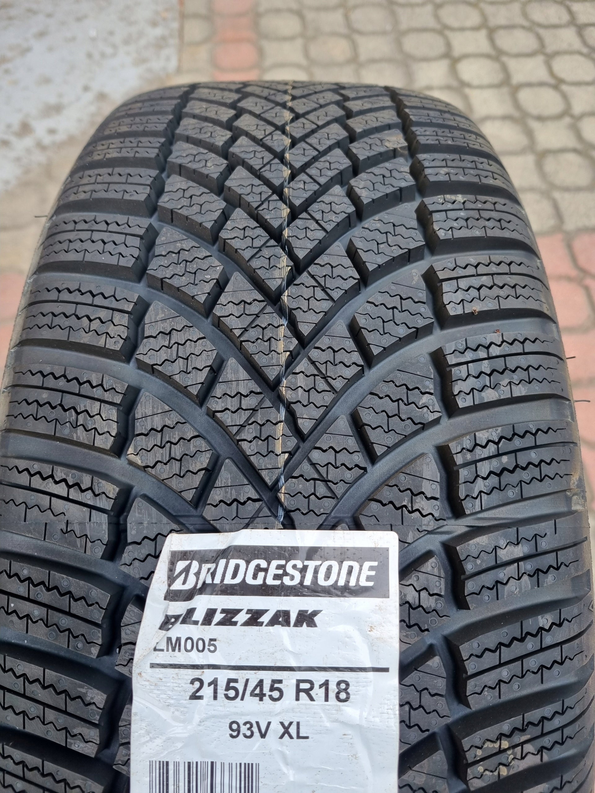 4x Bridgestone Blizzak LM005 215/45R18 93 V grip on Number of tires offered set of 4 pcs.