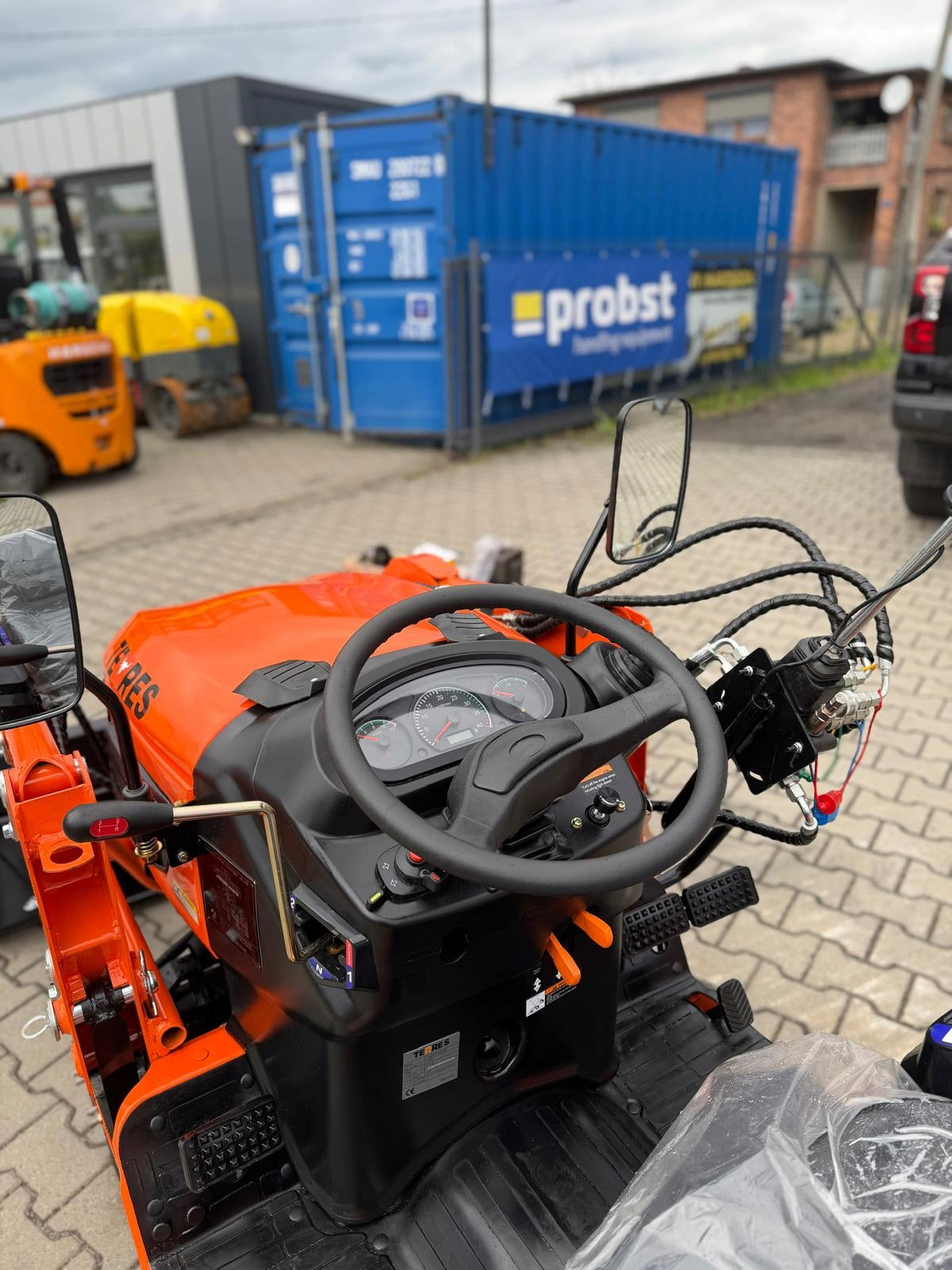Traktorius TERRES T25 4x4, 25 AG, dyzelinis, su krautuvu