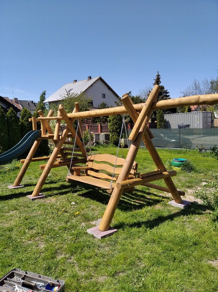 Medinė sūpynė su rąstais, vaikų žaidimų aikštelė