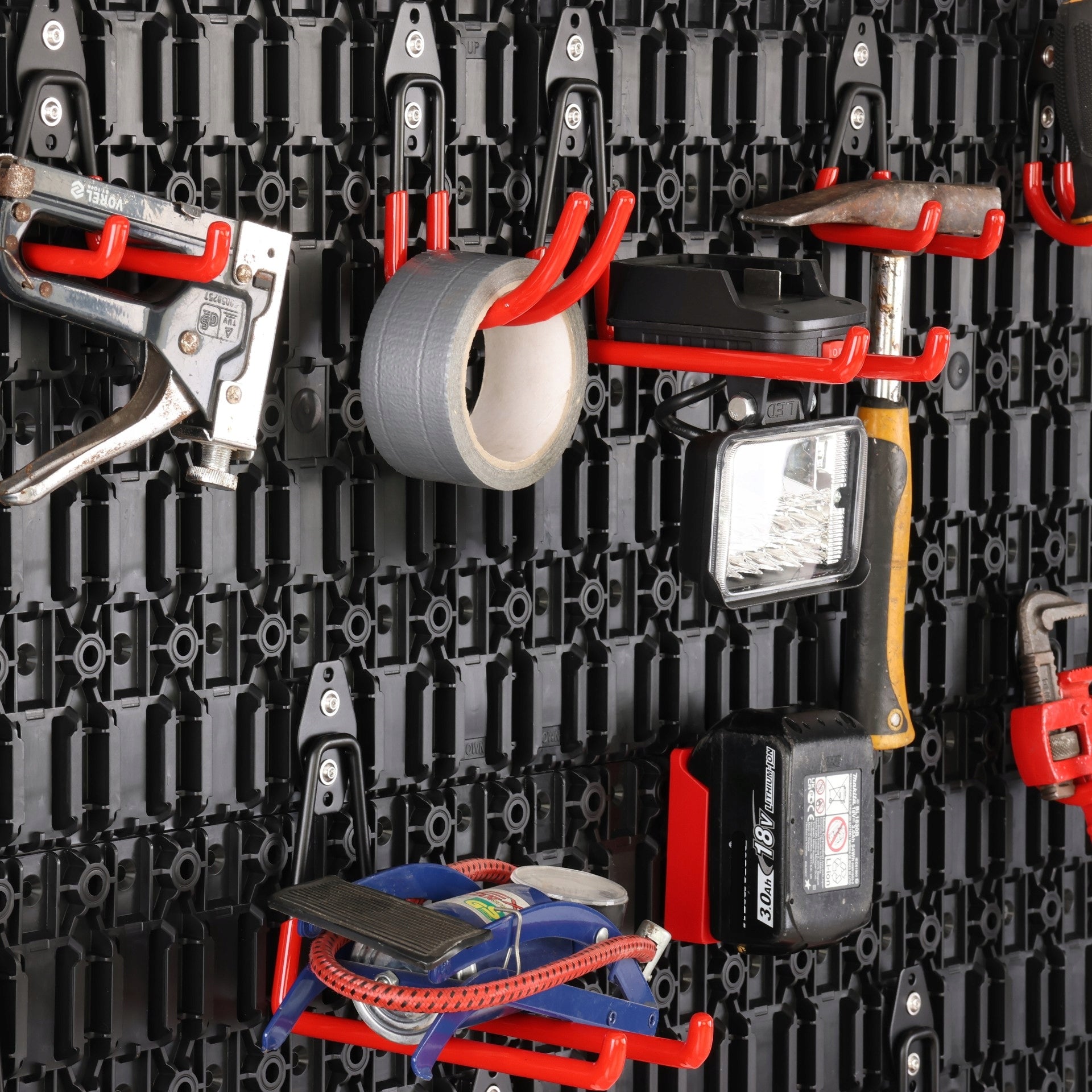 Įrankių lenta QBRICK Tools Garage, 151x76 cm, su kabliukų rinkiniu ir butelių laikikliu