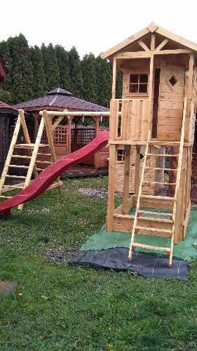 Vaikiška medinė žaidimų trobelė "KAROLEK" su čiuožykla ir supynėmis