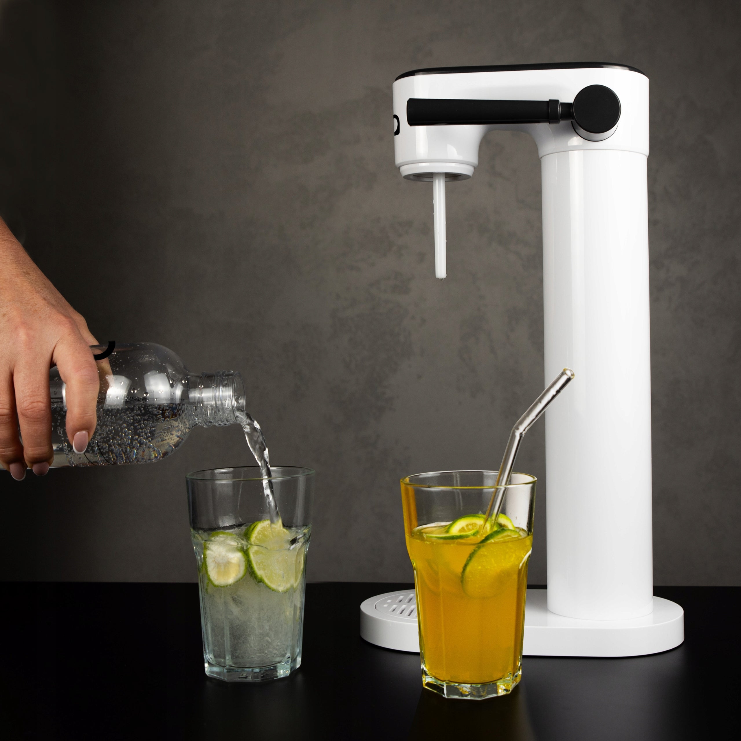 Vandens prisotinimo prietaisas AQUAFLOOW su 2 vandens buteliais 800 ml ir CO2 cilindru