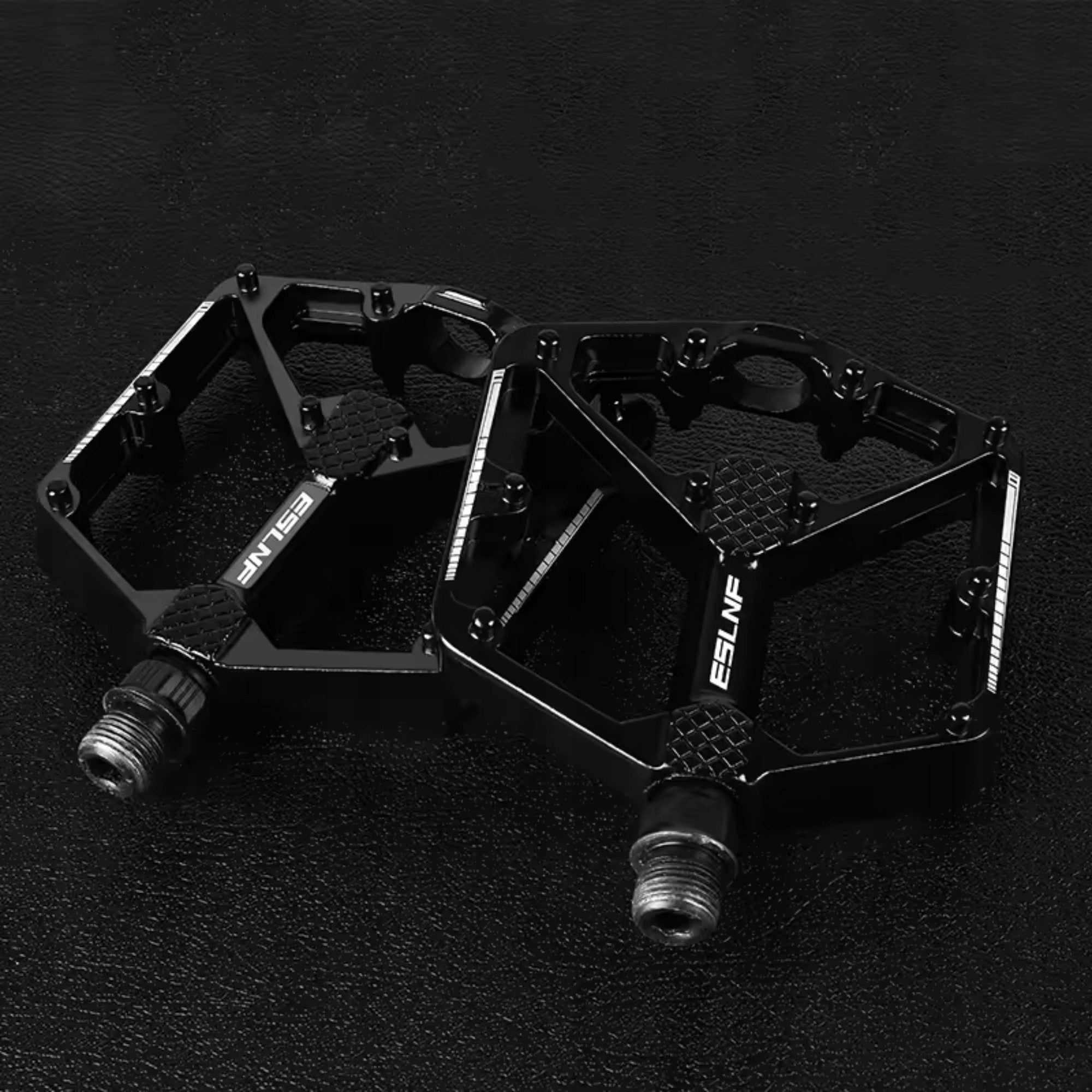 Aluminum Ultra Lightweight Platform Bicycle Pedals - 375g 4 MTB BEARINGS Color black