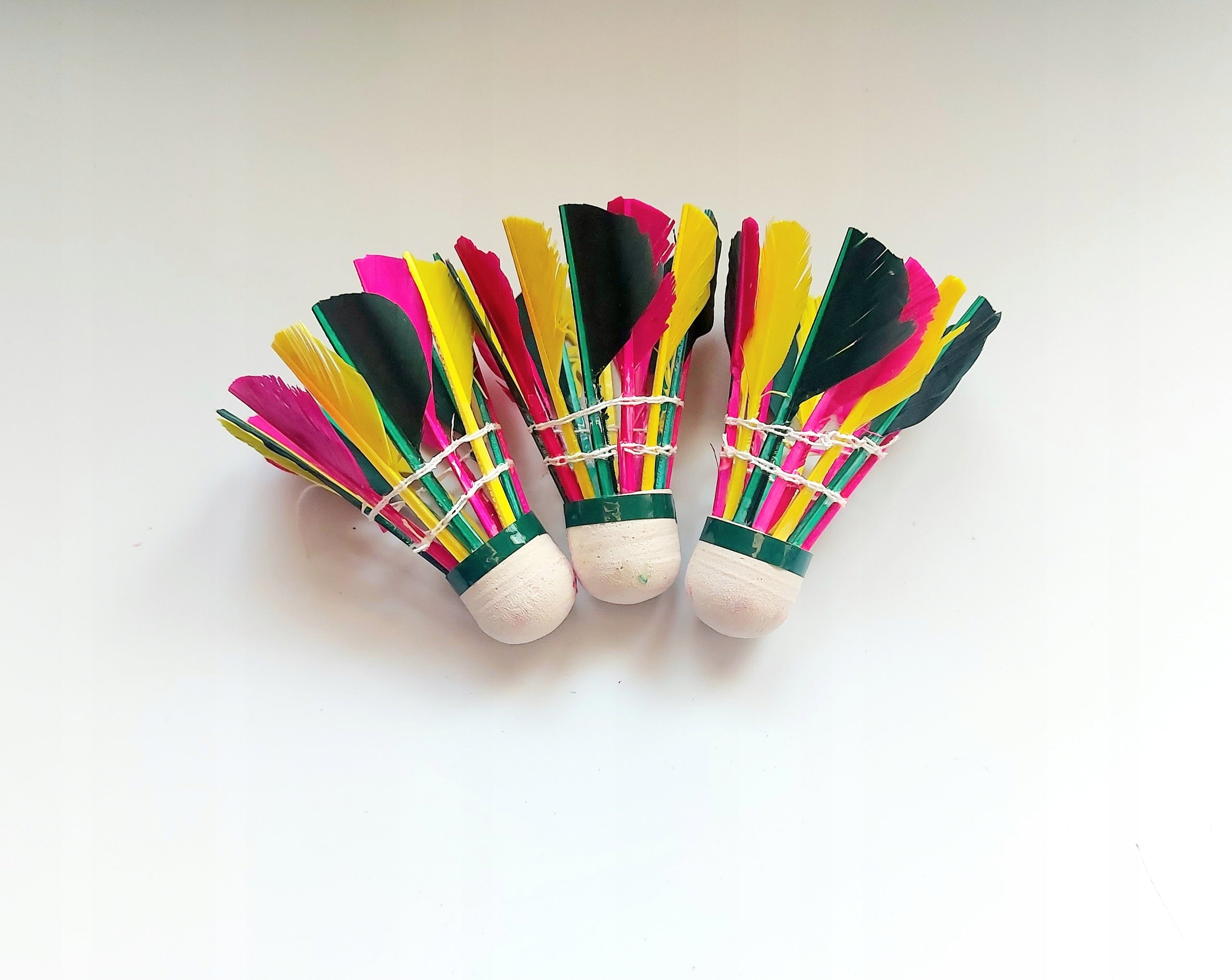 BADMINTON SHUTTLECOCK FEATHERS colorful 3 darts pieces Manufacturer code 456261