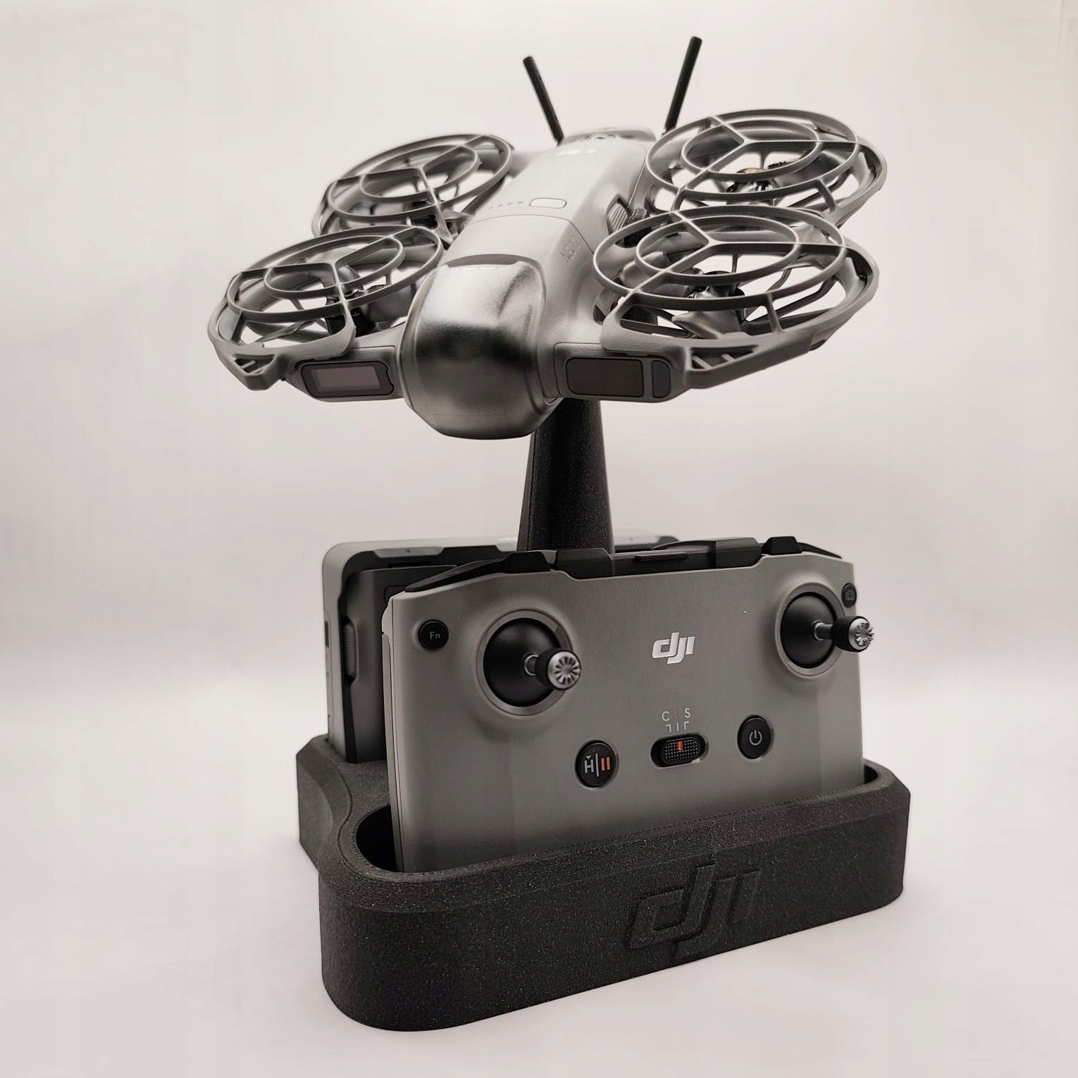 BASE STAND PRESENTER DRONE DJI NEO 2 AND CONTROLLER AND BATTERIES BOX CASE Packaging status original