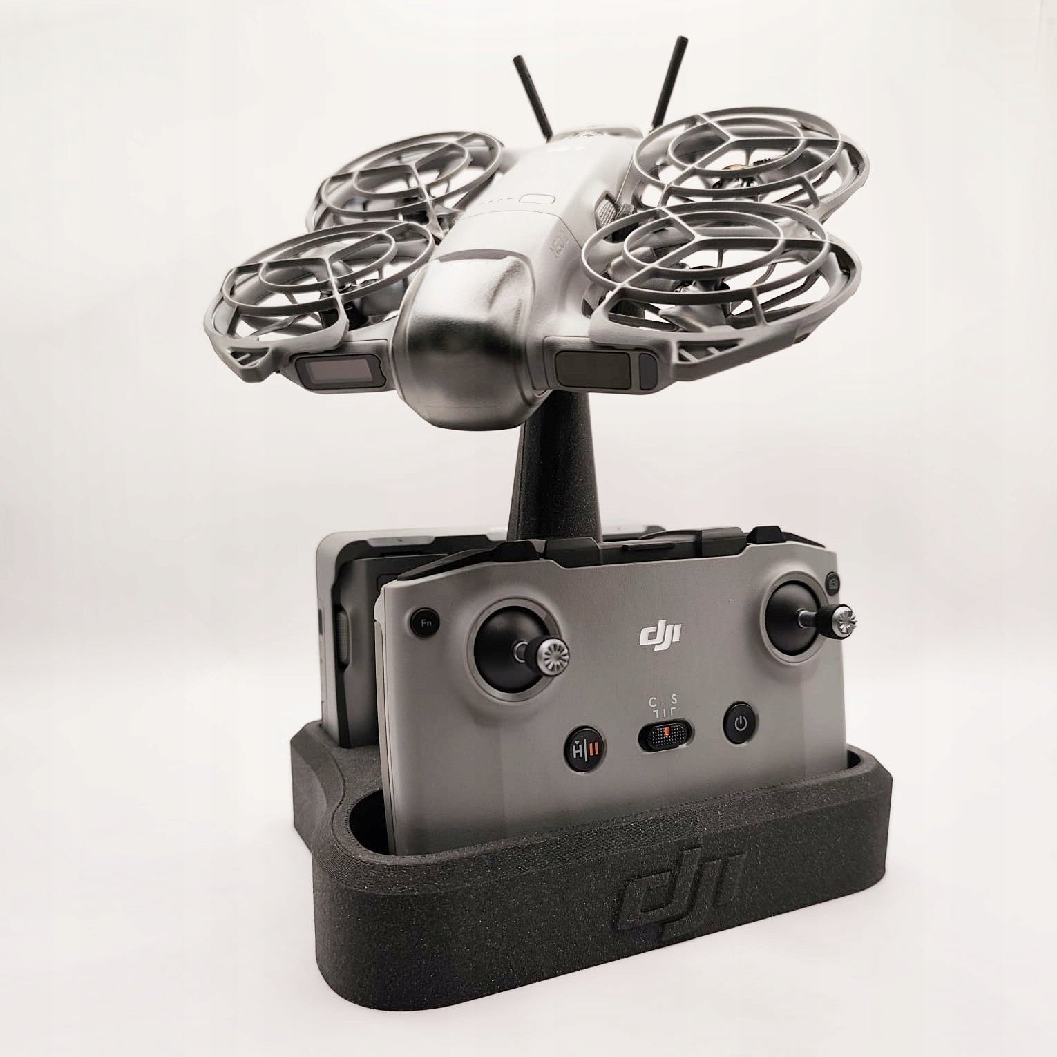 BASE STAND PRESENTER DRONE DJI NEO 2 AND CONTROLLER AND BATTERIES BOX CASE