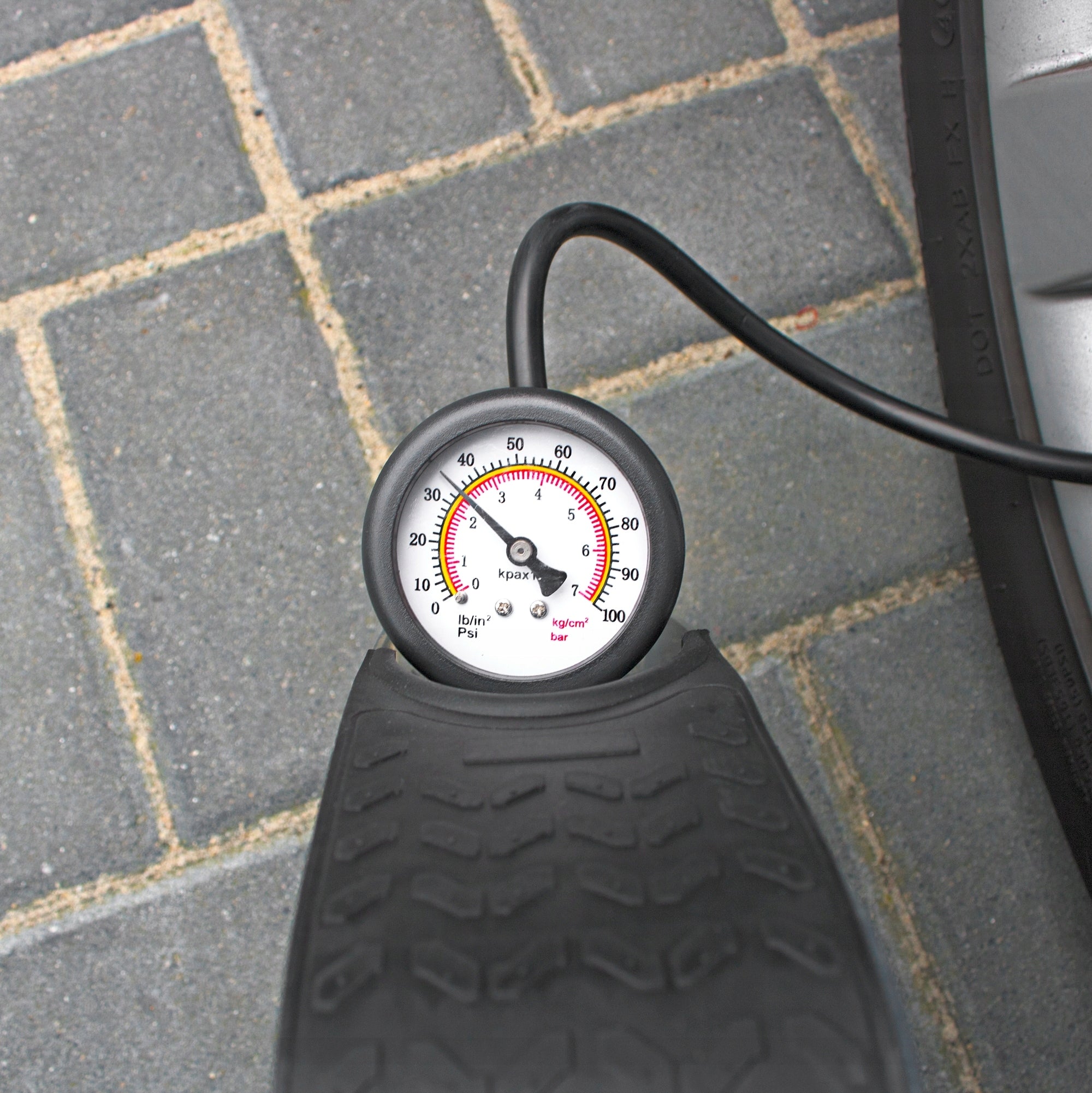 BICYCLE CAR FOOT PUMP FOR WHEELS WITH 7BAR TIP PRESSURE GAUGE Dominant material synthetic material