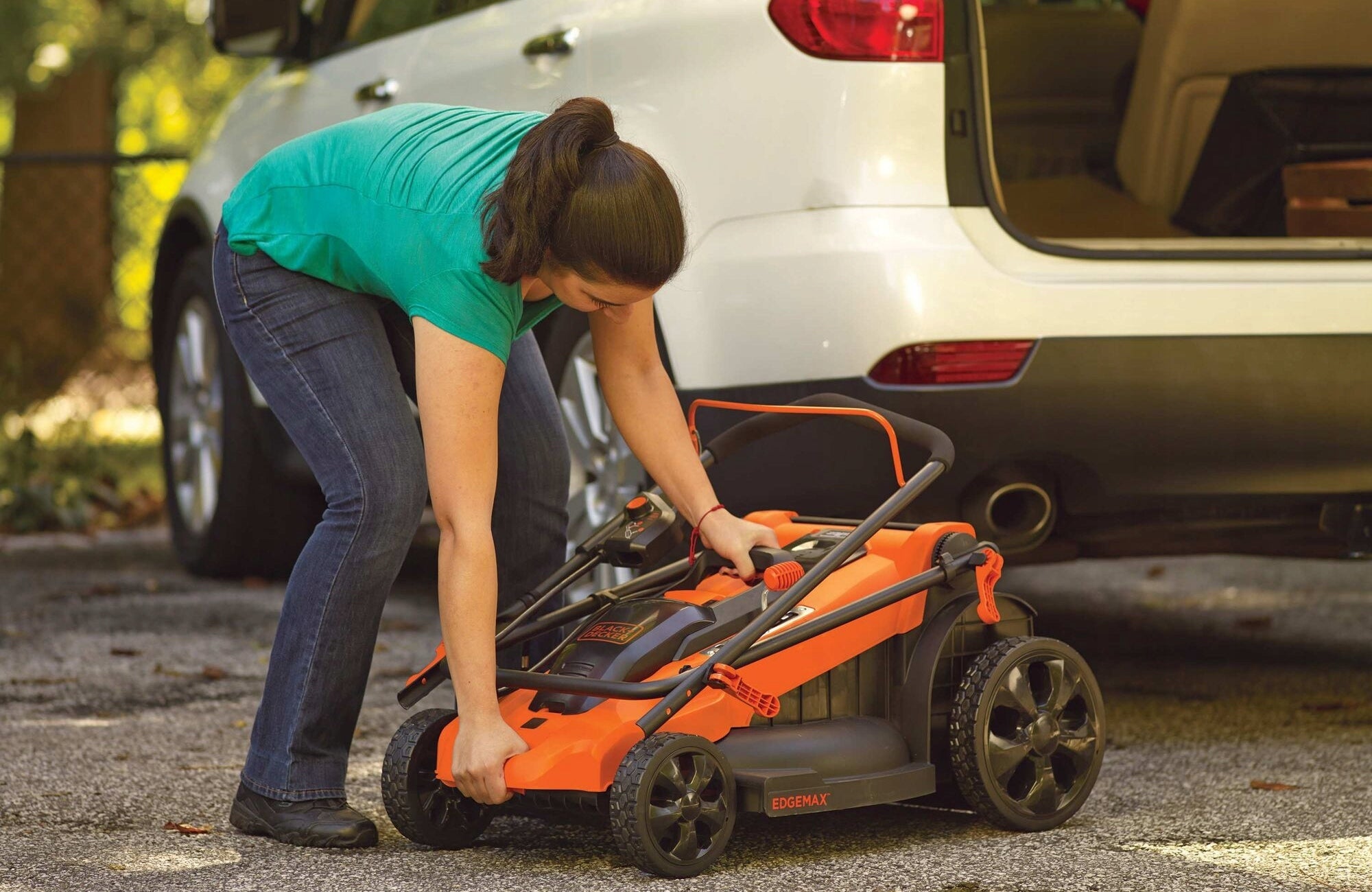 BLACK DECKER Electric lawn mower LM2000 2000W 48cm with basket Model LM2000