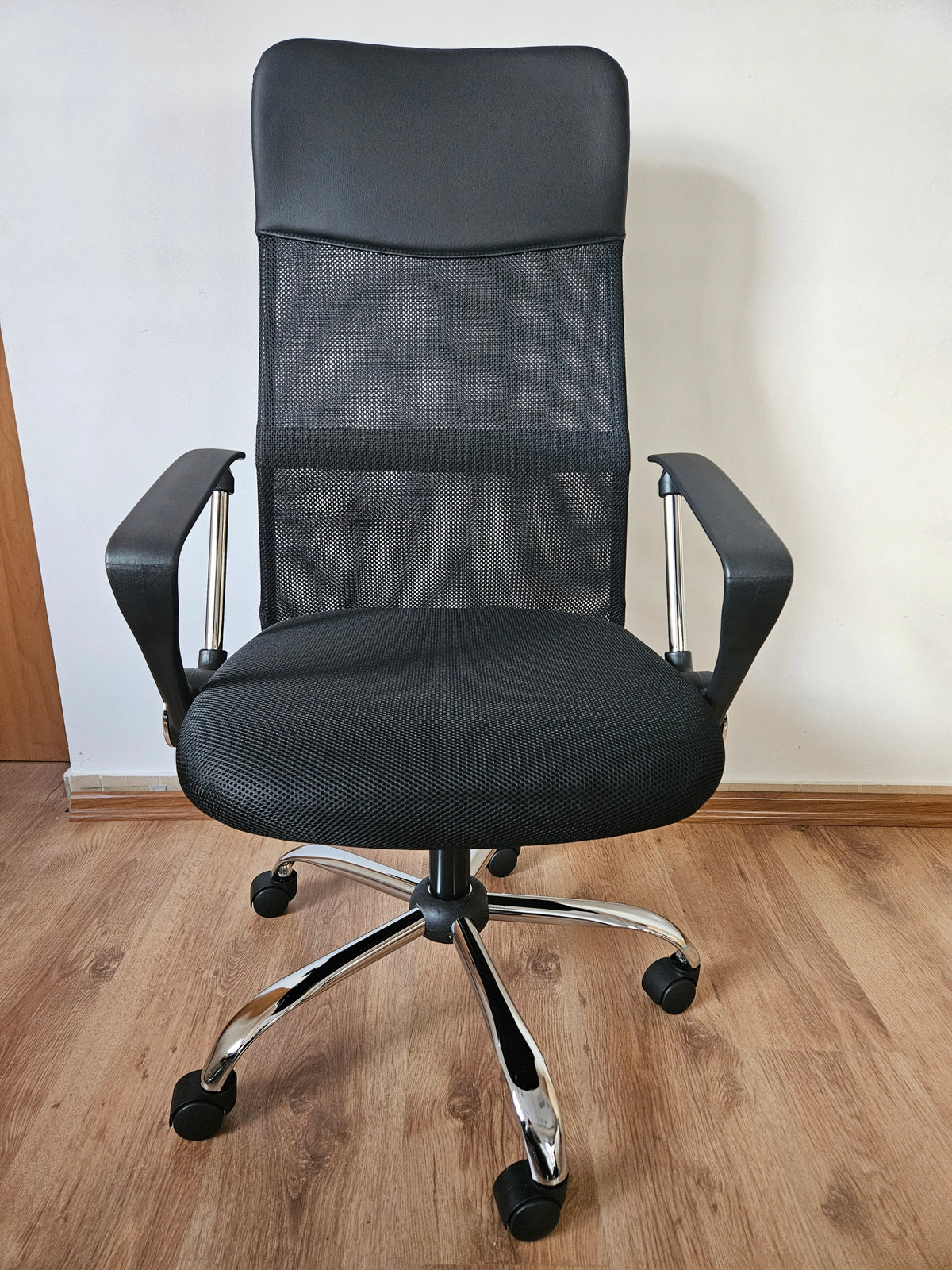BRUISER 2 Black Swivel Adjustable Gaming Office Chair Packaging status original