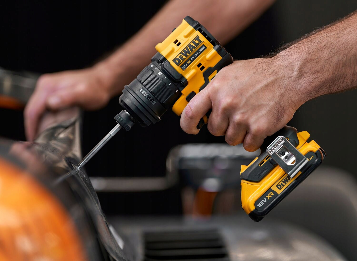 BRUSHLESS DRILL/DRIVER 2x2,0AH CHARGER 18V DEWALT DCD803D2T Voltage (V) 18 V