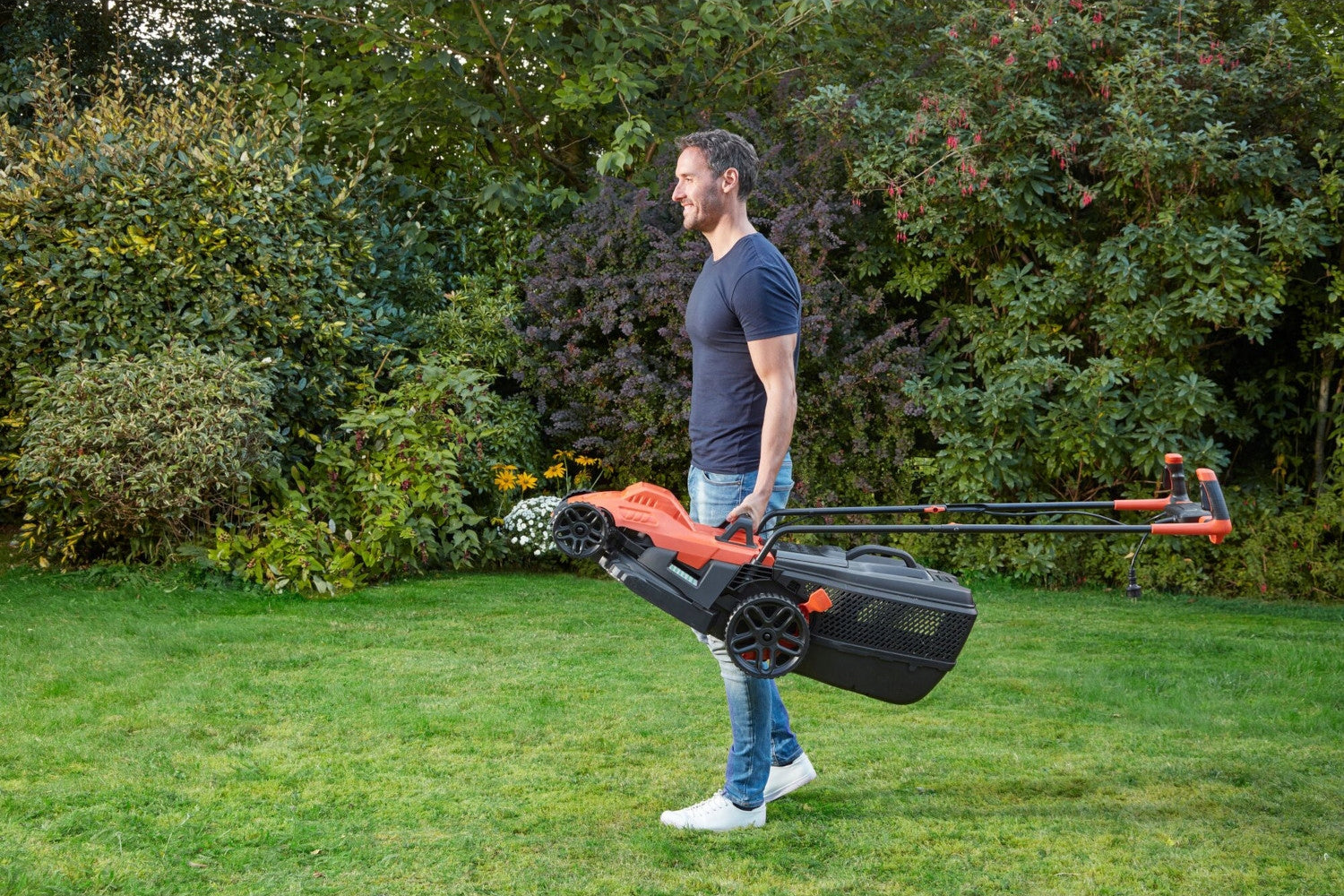 Black Decker Network lawn mower 1600W 38cm BEMW471BH with basket Basket capacity 45 l