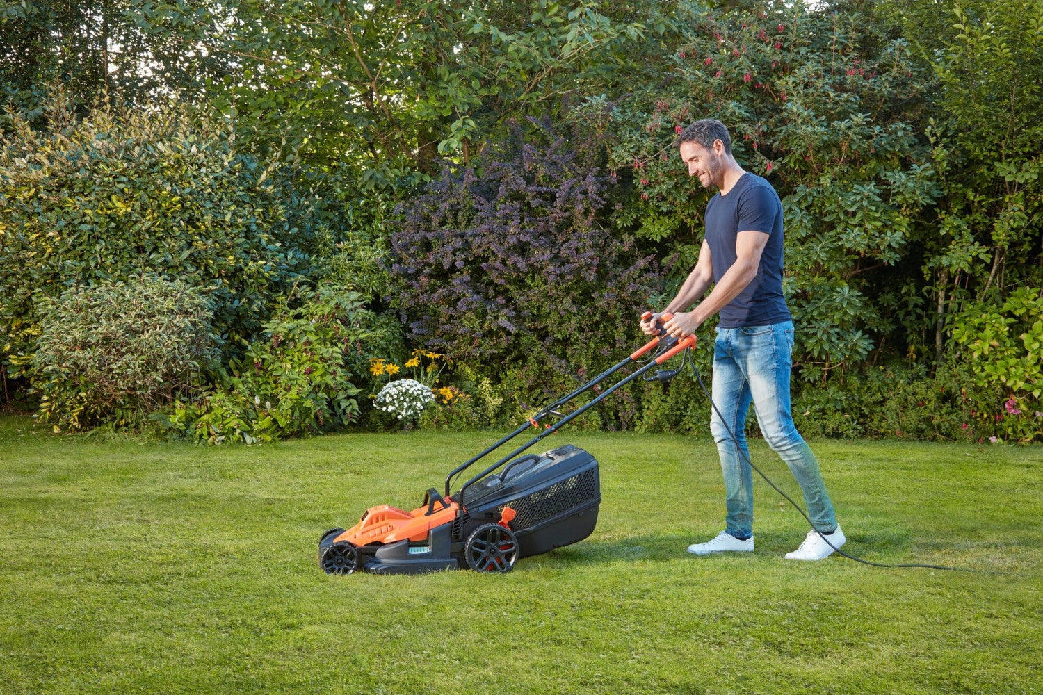 Black Decker Network lawn mower 1600W 38cm BEMW471BH with basket Engine power 1600 W