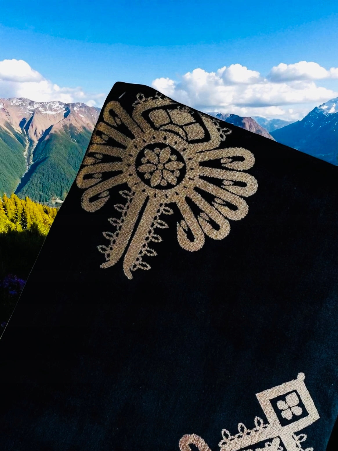 Blanket Bedspread Soft Mountain Fleece Large Gold Parzenica Black 220 x 200 cm Manufacturer code KOC CZARNY DUŻA ZŁ. PARZENICA 220 x 200 cm