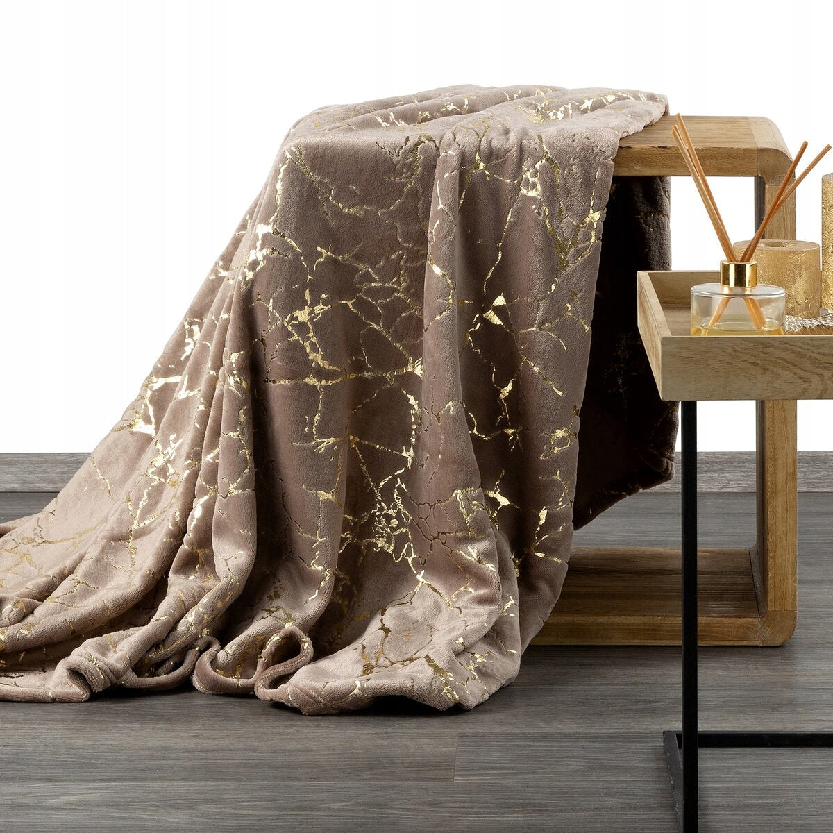 Blanket Glamo brown decorated with gold marble 150 cm x 200 cm