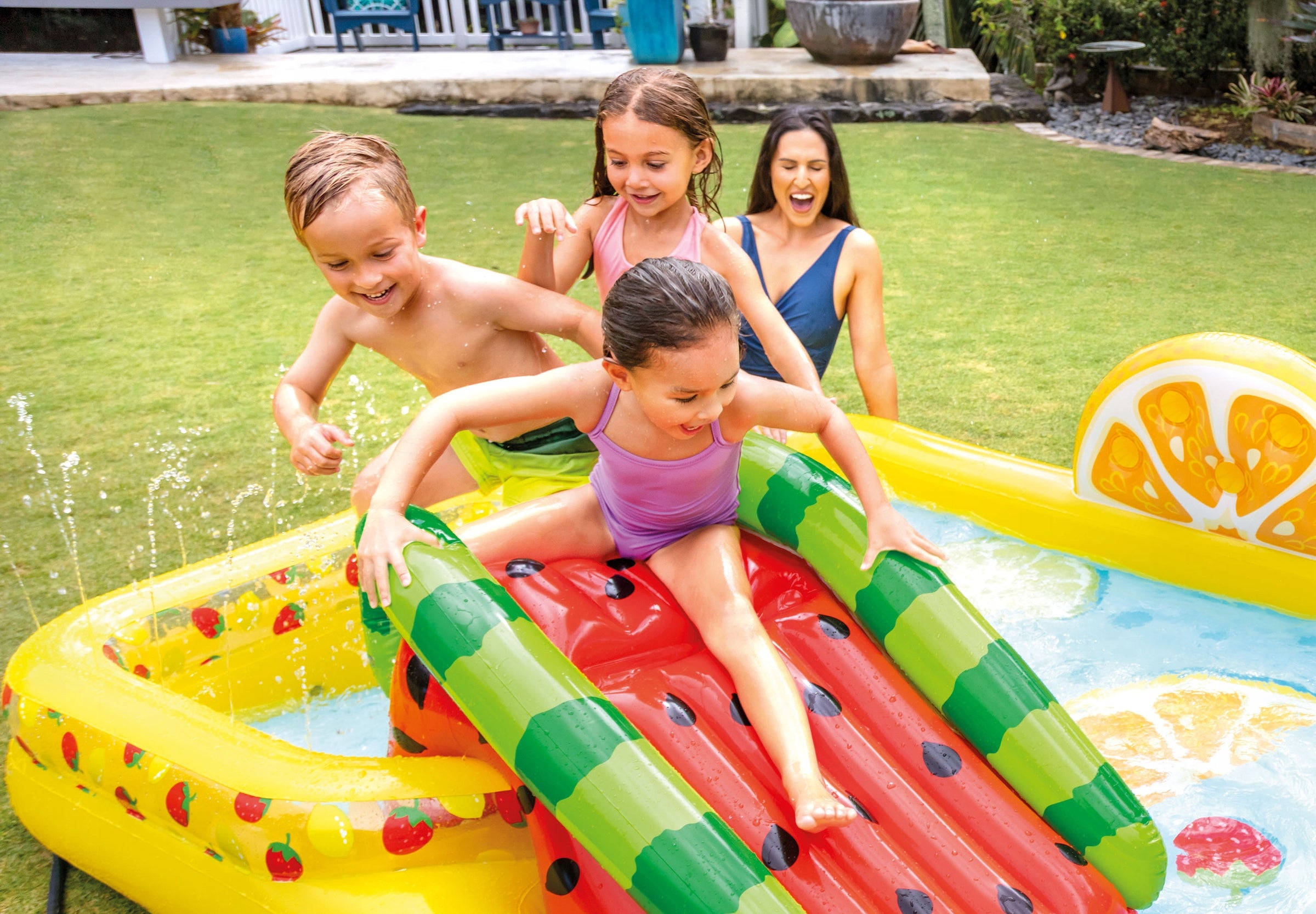 CHILDREN'S INFLATABLE POOL FRUIT WATER PLAYGROUND INTEX FOR GARDEN Color multicolor