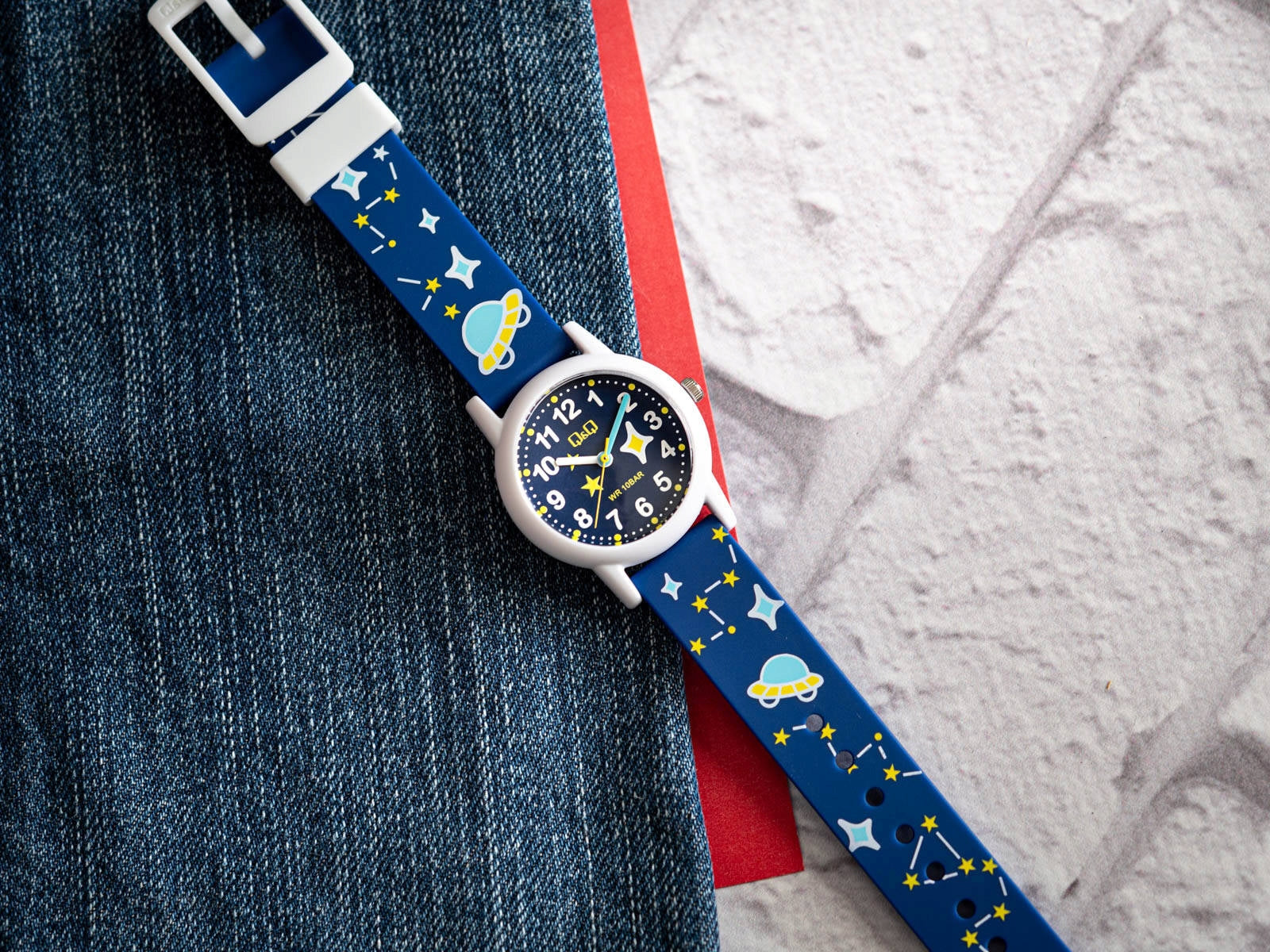 CHILDREN'S WATCH QQ V23A-017VY FOR BOY WITH SPACE THEME FOR SWIMMING Batteries included yes