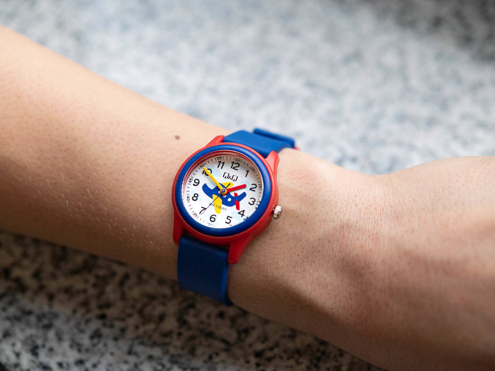 CHILDREN'S WATCH QQ VS59J009Y FOR BOYS 10BAR Batteries included yes