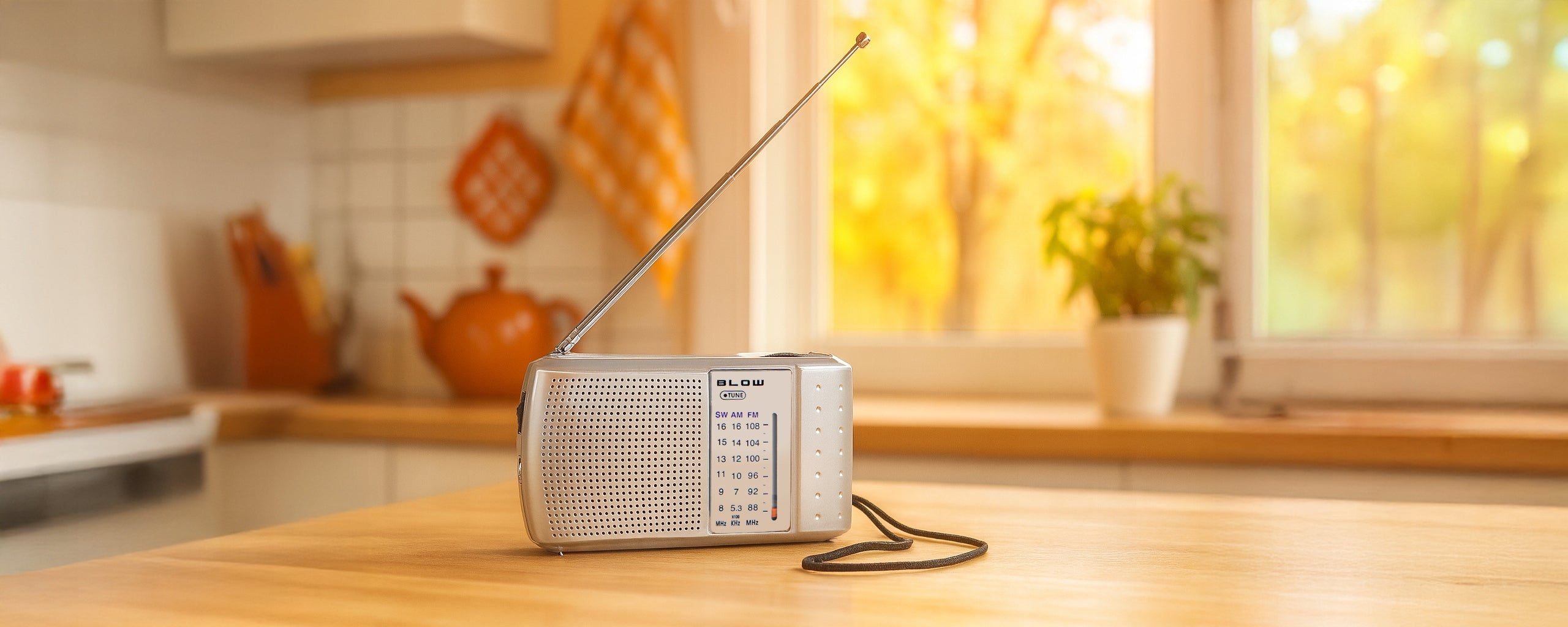CONSTRUCTION KITCHEN RADIO PORTABLE FM AM SW BATTERY OPERATED ANTENNA SMALL LIGHT Packaging status original