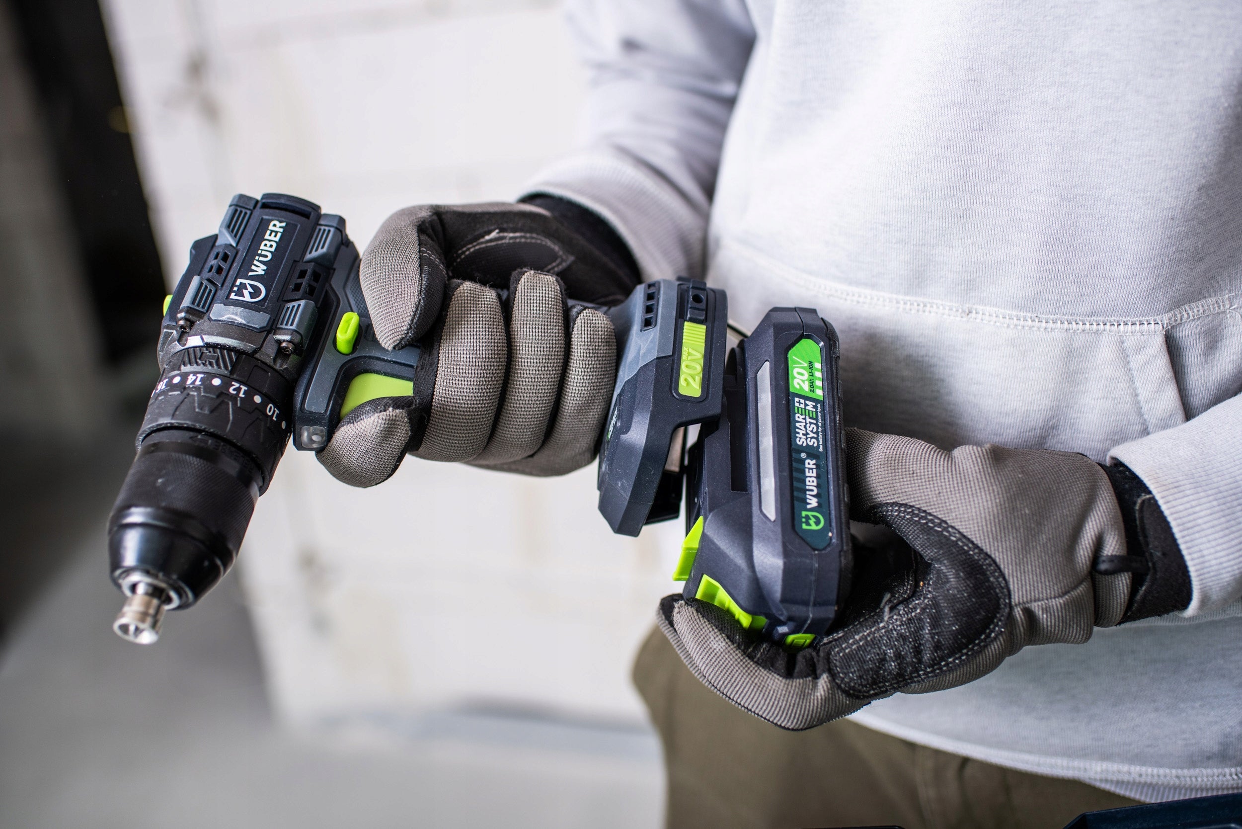 CORDLESS BRUSHLESS DRILL/DRIVER + 2X AKU + CHARGER SET Voltage (V) 20 V