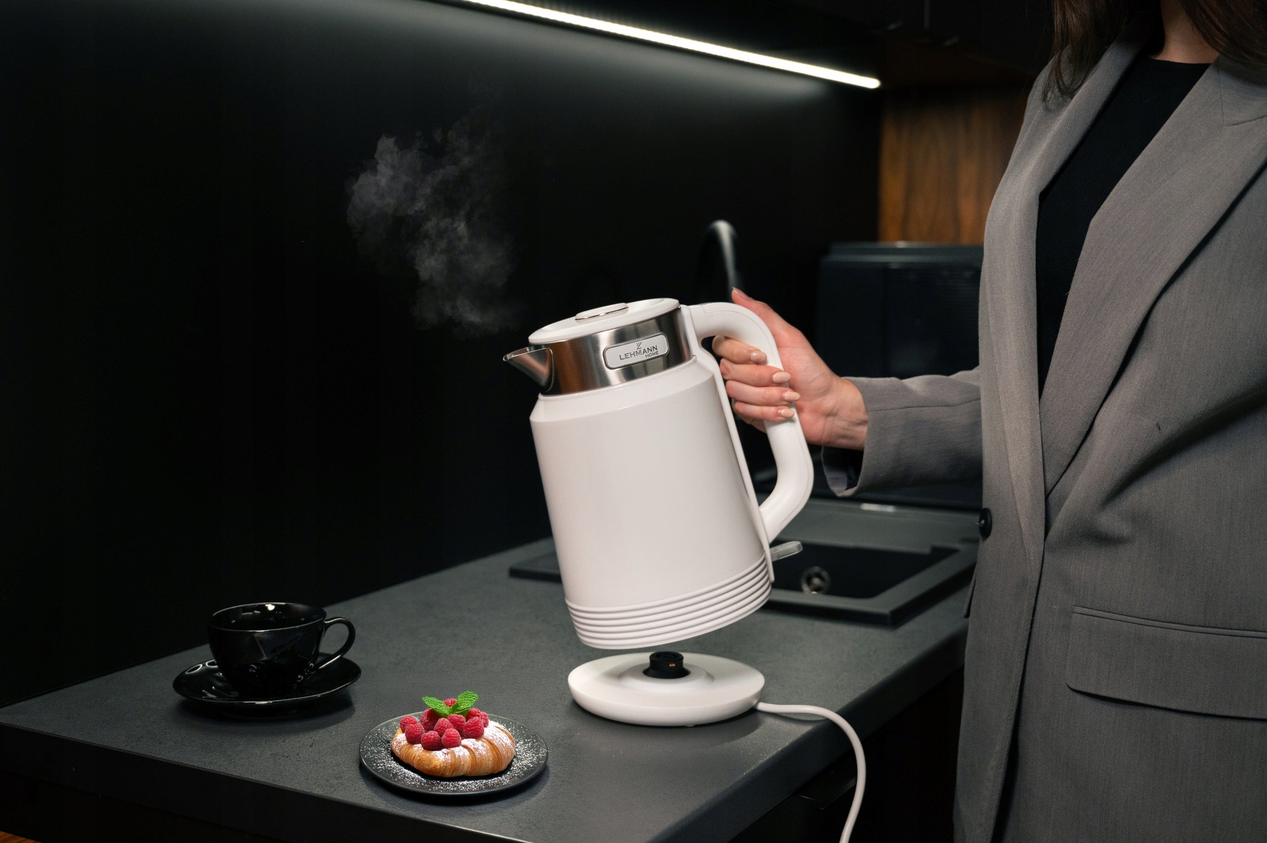 CORDLESS ELECTRIC KETTLE 2200W STRONG WHITE STEEL LARGE 2,0L QUIET Dominant color white